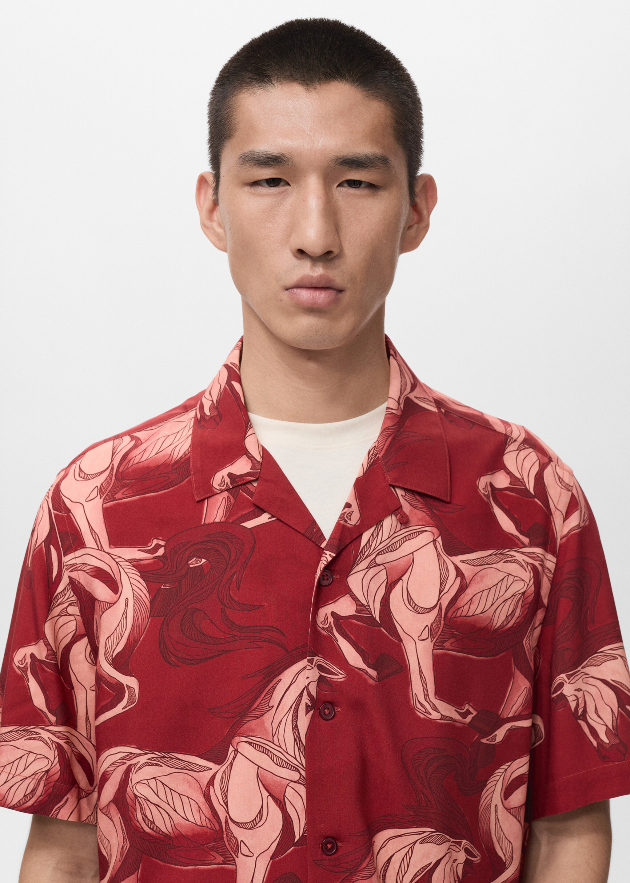 Printed flowing shirt with bowling collar - Details of the article 1, Red. Ref: 27051278-00.