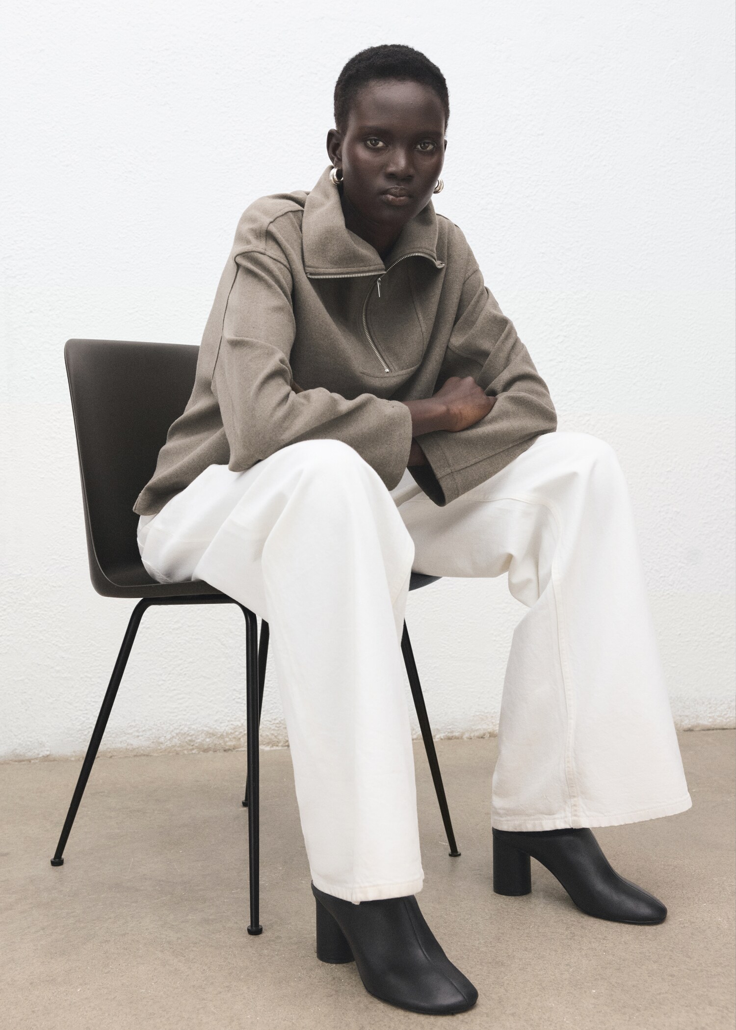 Turtleneck sweatshirt with zip - Details of the article 2