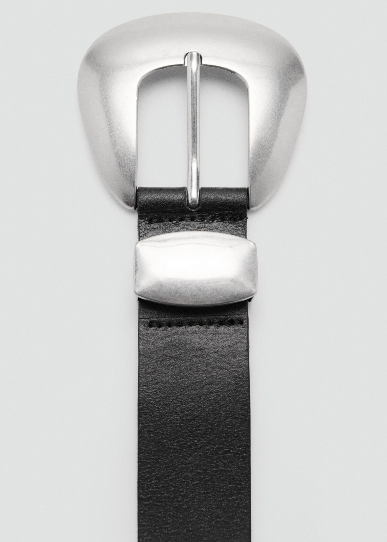 Leather belt with oval buckle - Details of the article 1