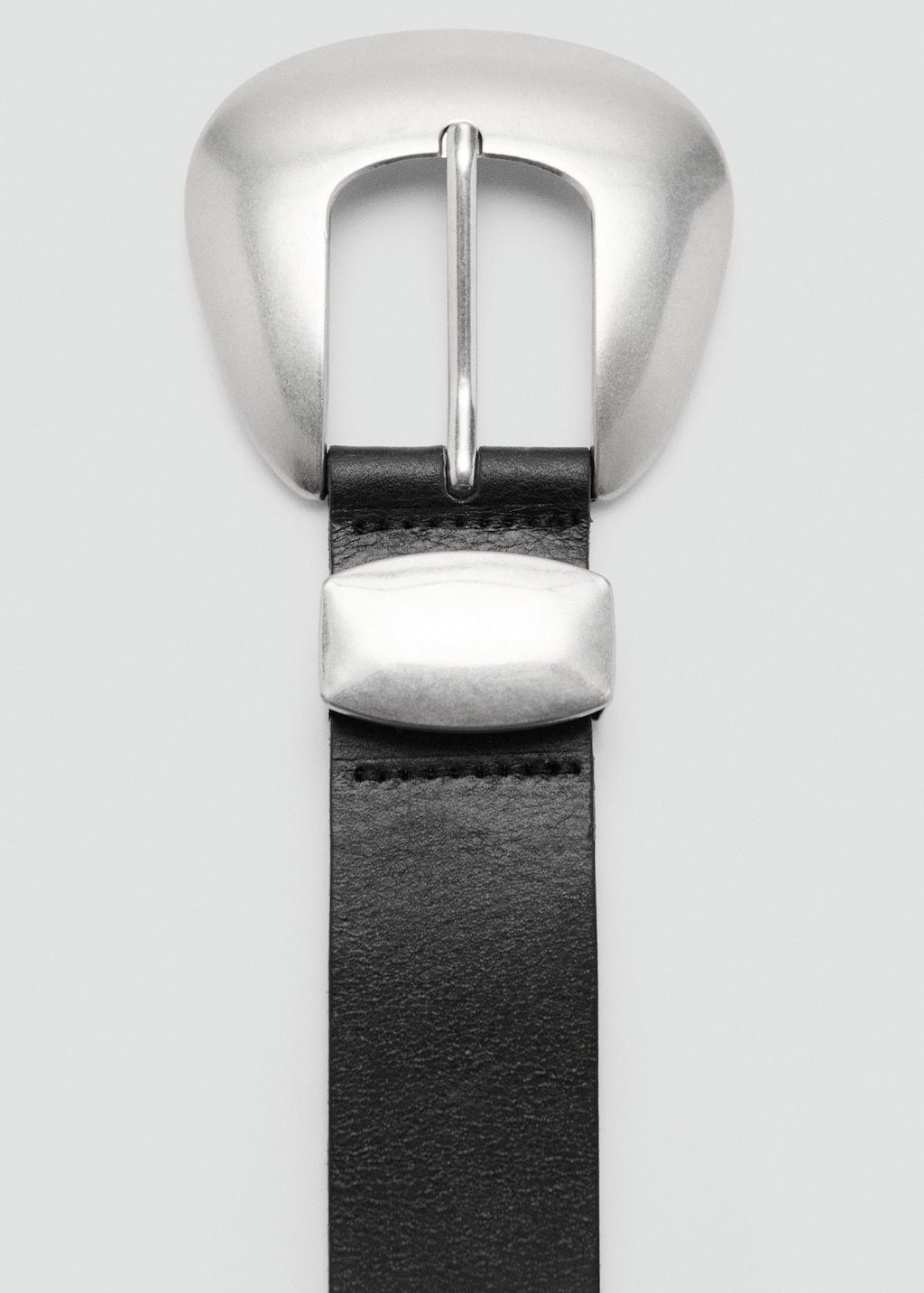 Leather belt with oval buckle