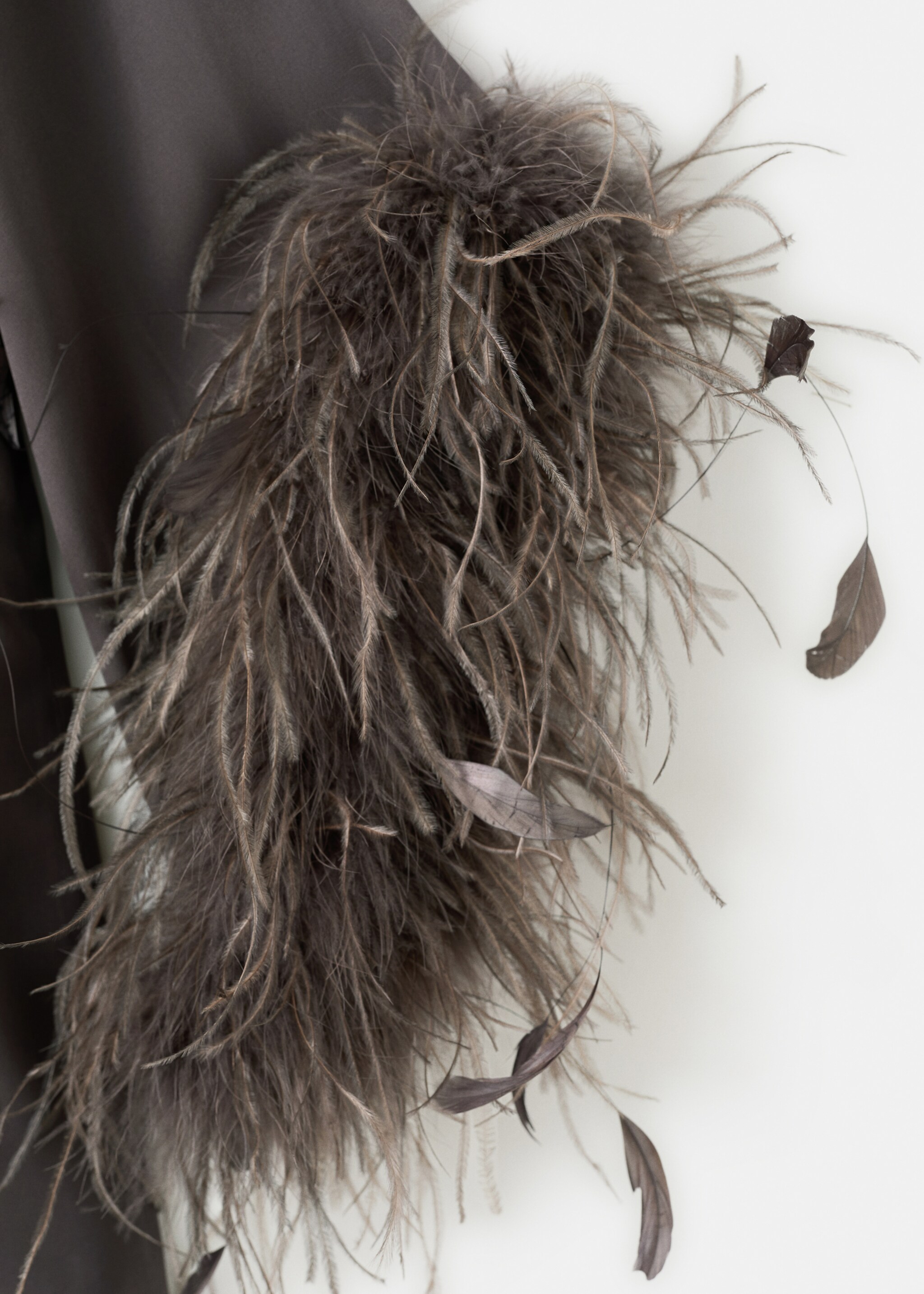 Jurk met klokmouwen en veren - Detail van het artikel 8, Middenbruin. Ref: 27051293-00.