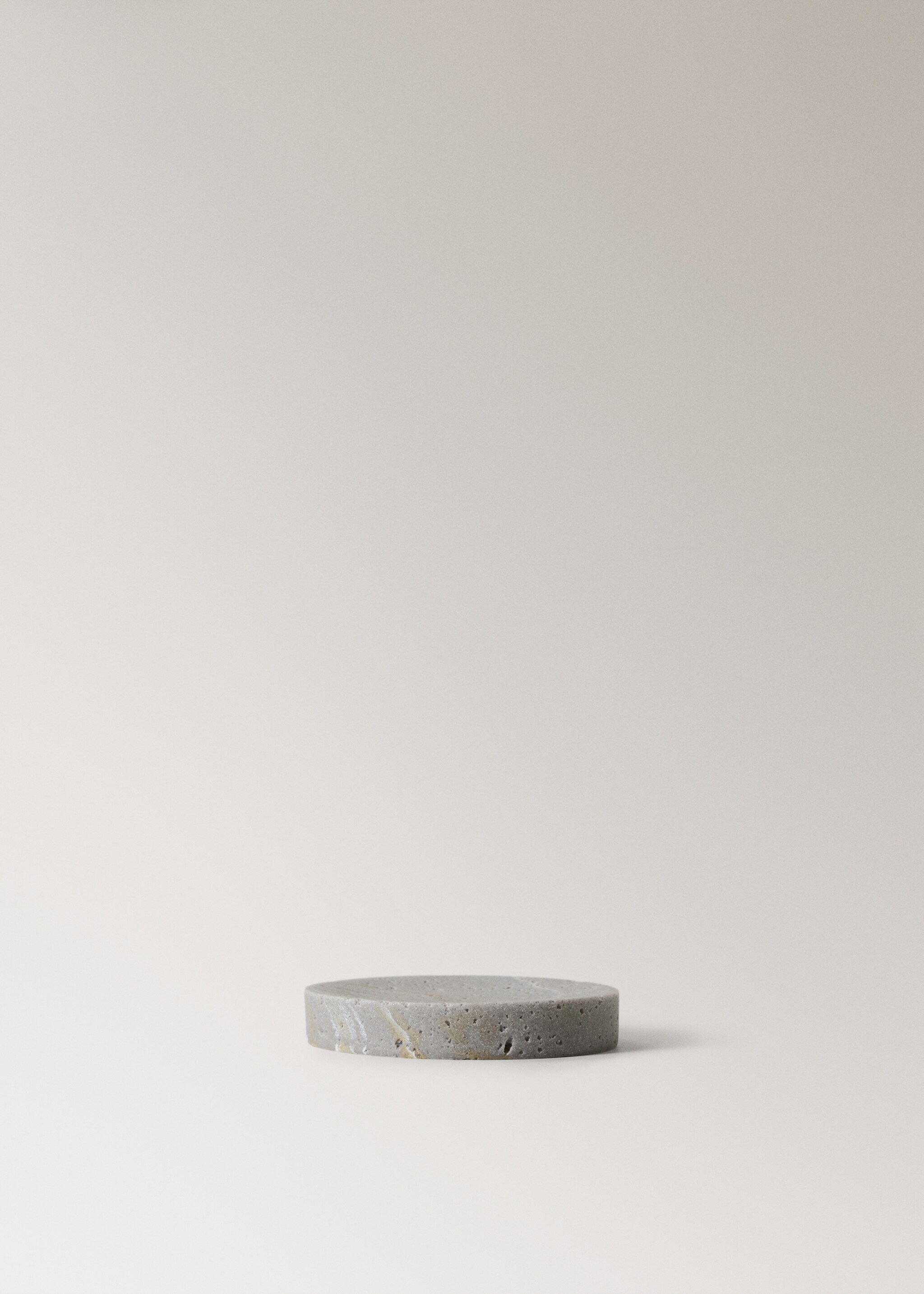 Travertine-effect resin soap dish - Article without model, Light/Pastel Grey. Ref: 27051296-00.