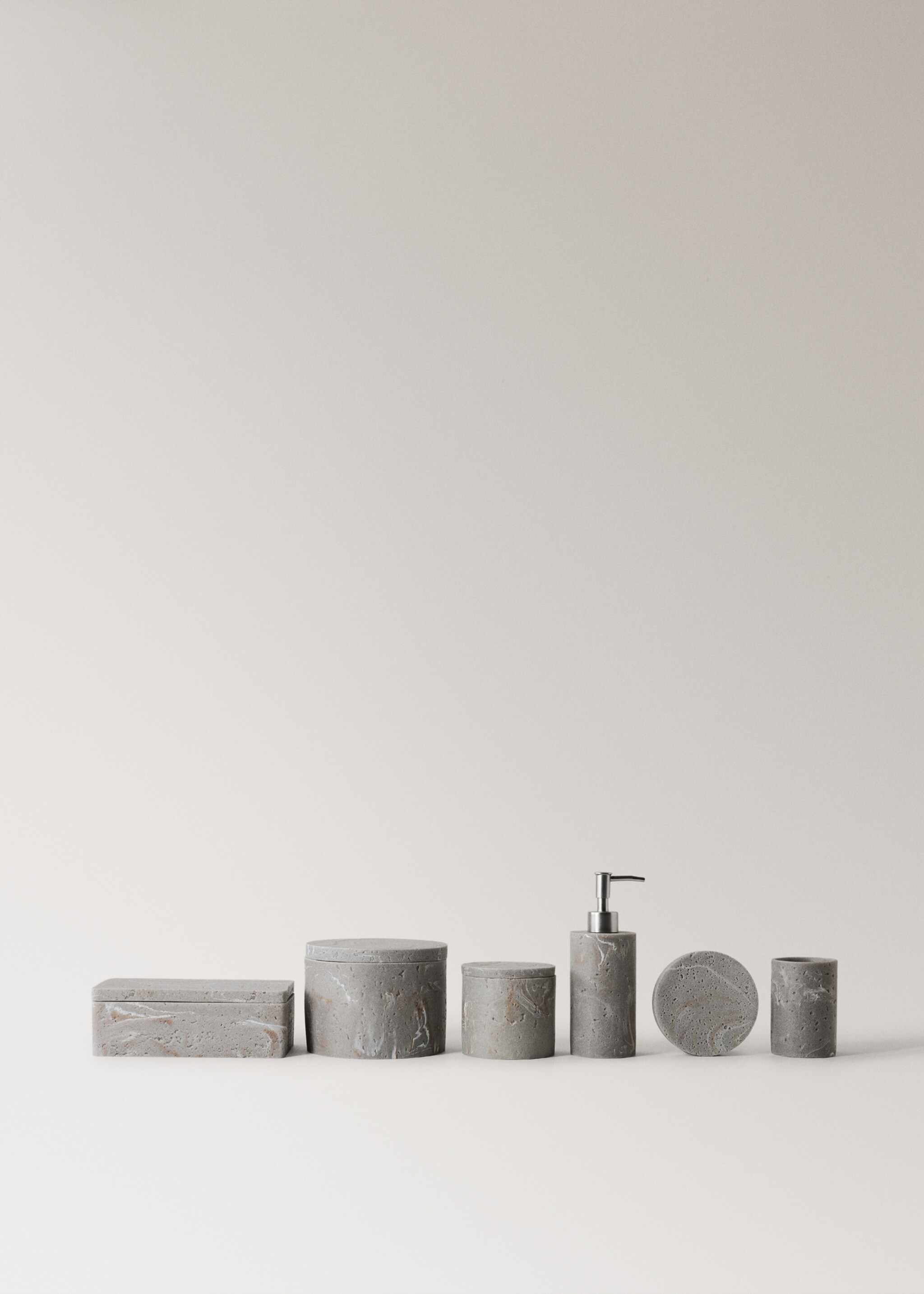 Travertine-effect resin soap dish - Details of the article 3, Light/Pastel Grey. Ref: 27051296-00.