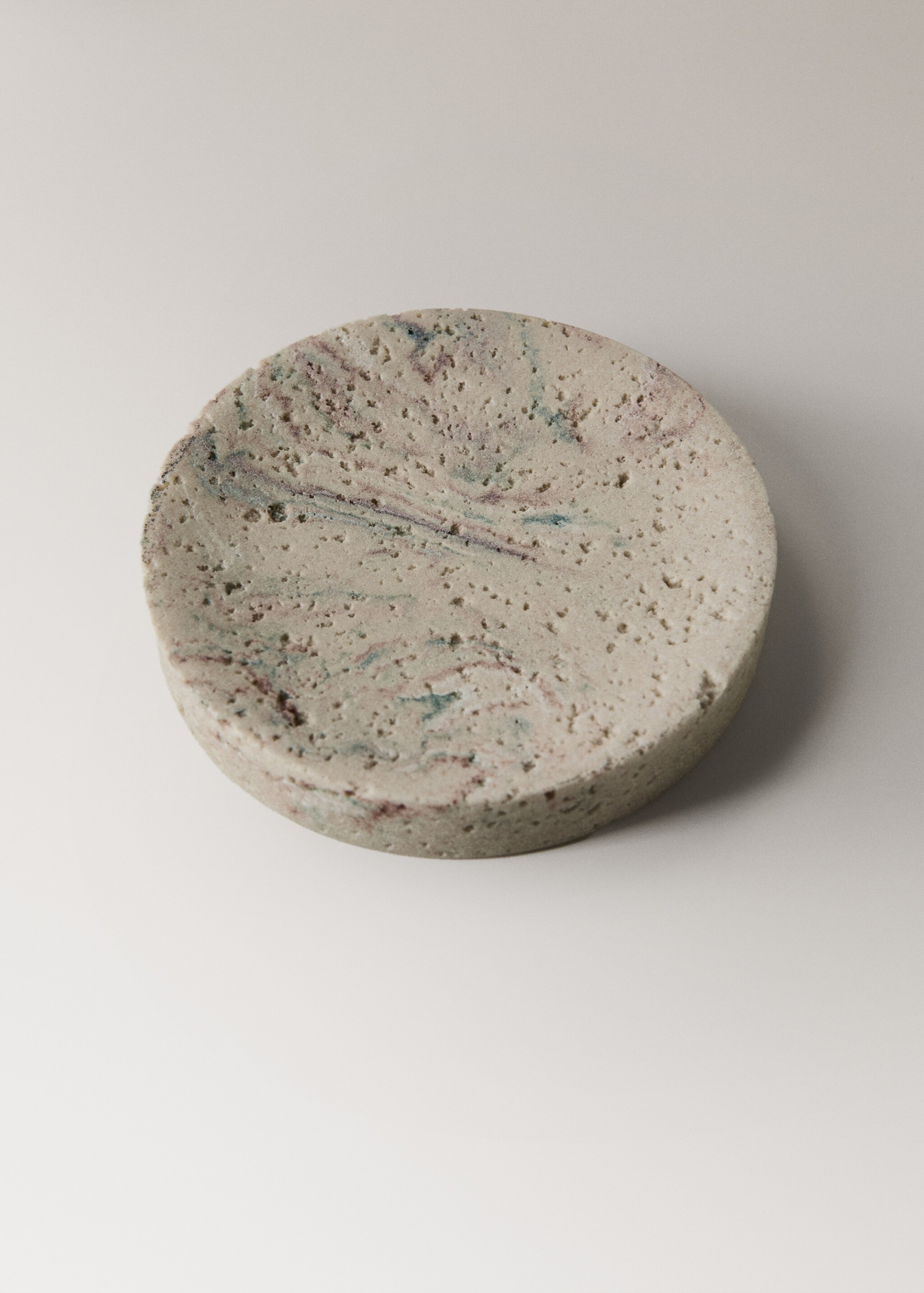 Seifenschale aus Harz mit Travertin-Effekt - Detail des Artikels 1, Sandfarben. Ref: 27051296-00.