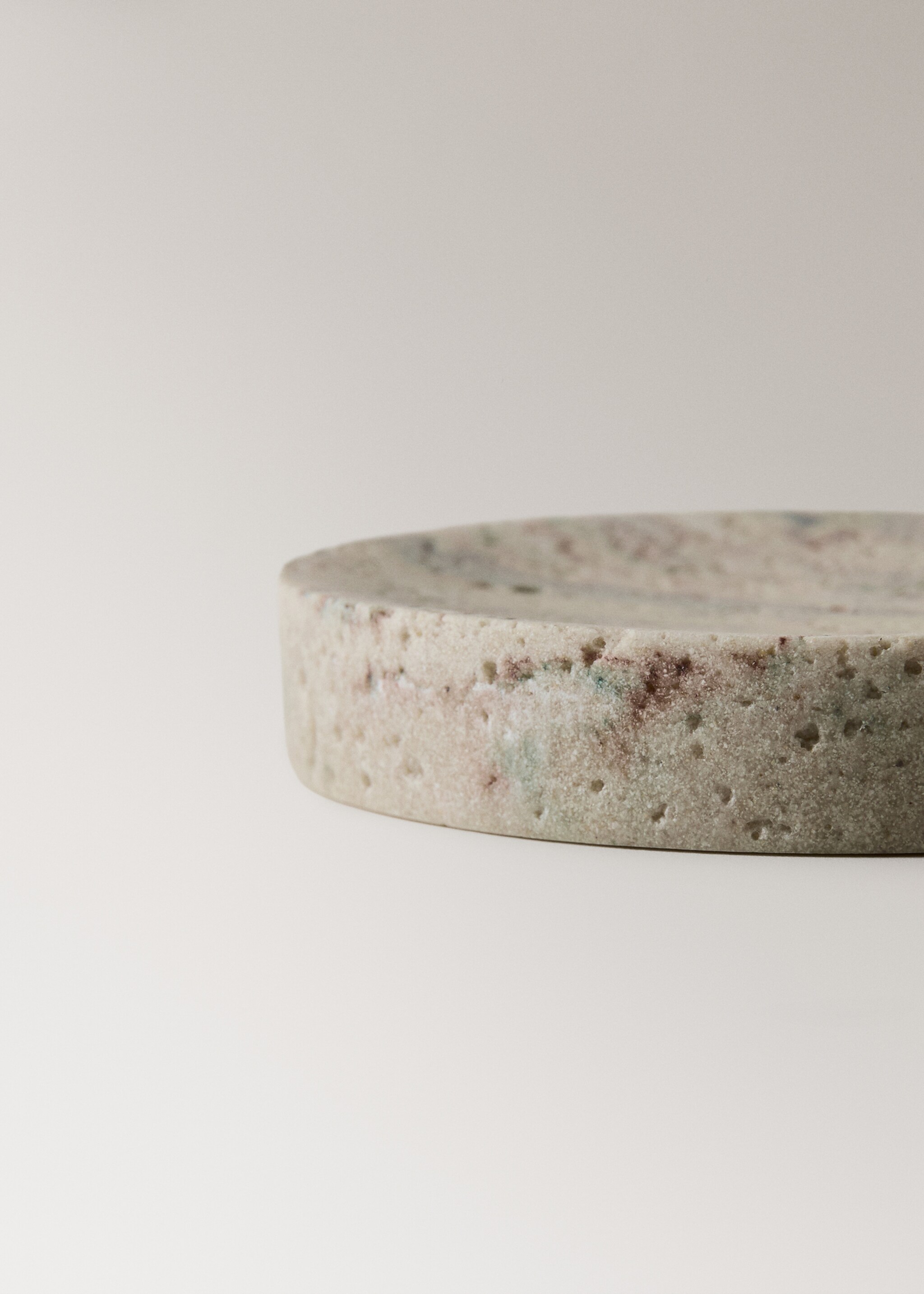 Seifenschale aus Harz mit Travertin-Effekt - Detail des Artikels 2, Sandfarben. Ref: 27051296-00.