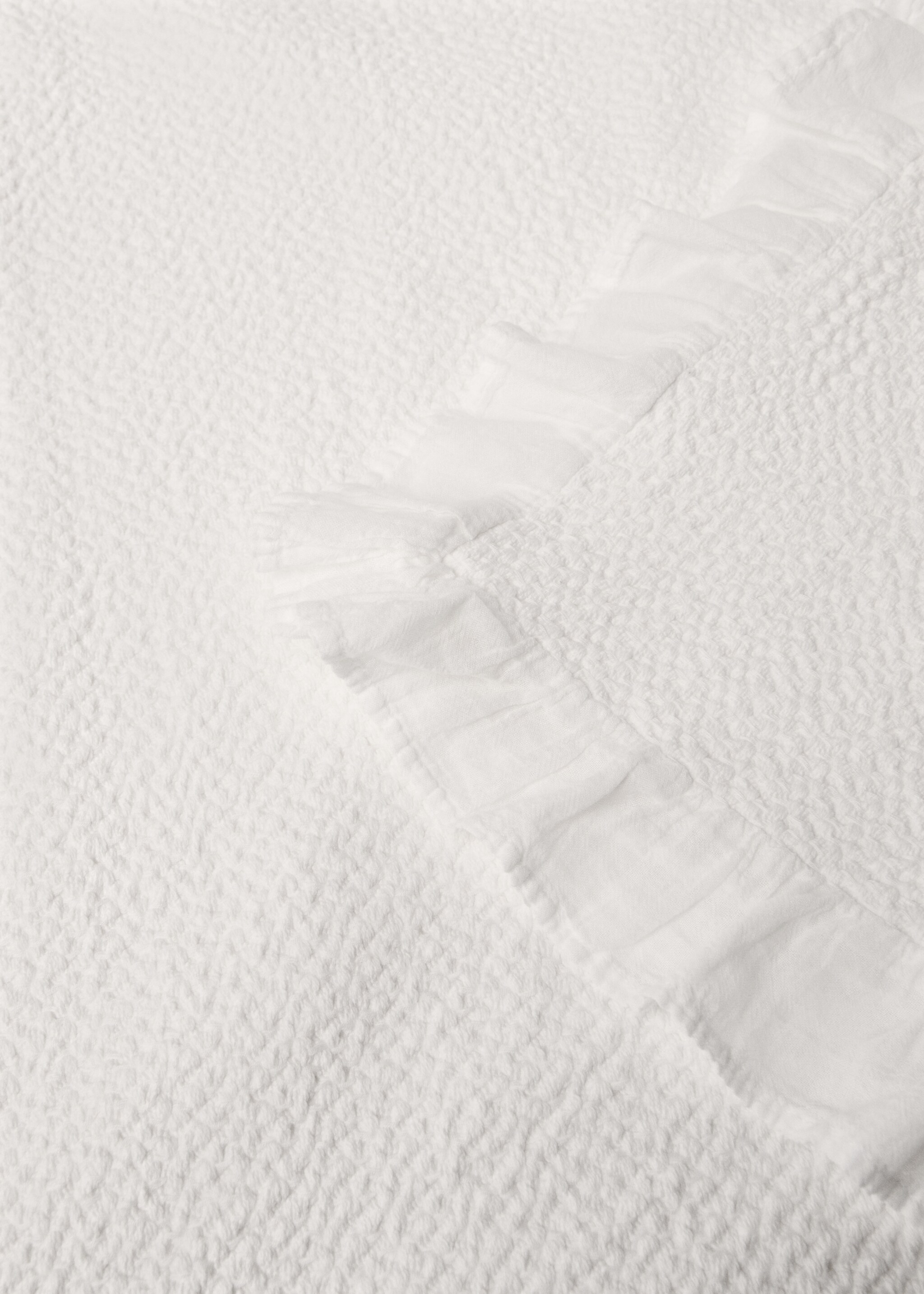 Cotton ruffle-finish bedspread for 180/200 cm bed - Details of the article 1, Ecru. Ref: 27051305-00.