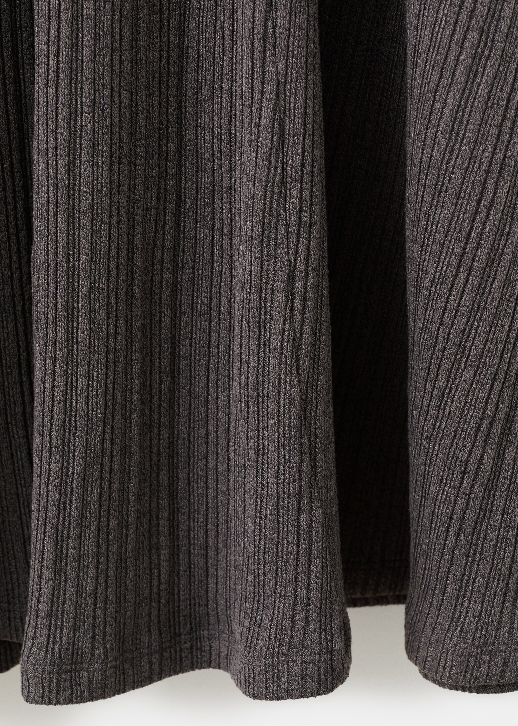 Strickkleid mit Trompetenärmeln - Detail des Artikels 0, Mittelbraun. Ref: 27051317-00.