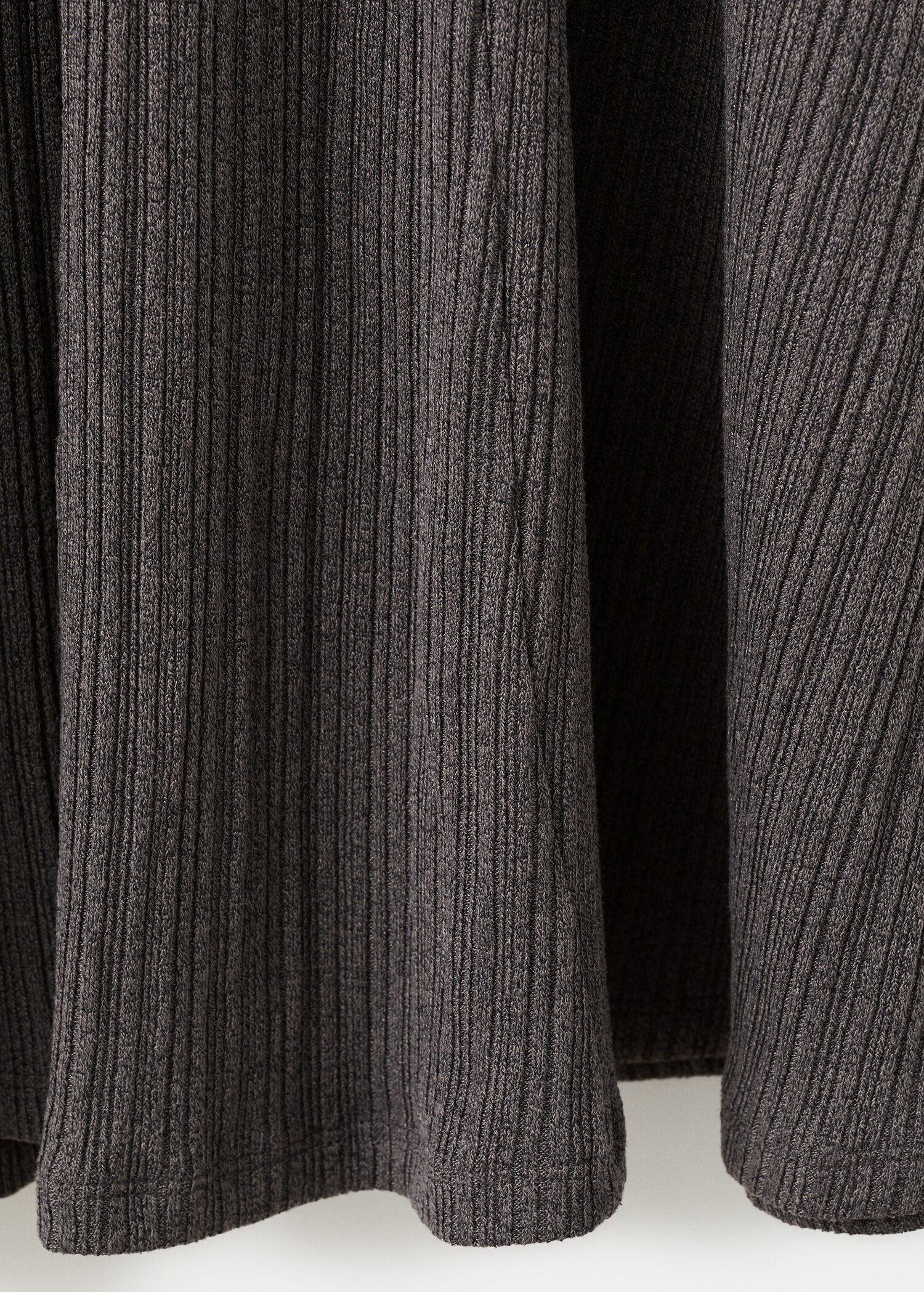 Strickkleid mit Trompetenärmeln - Detail des Artikels 0