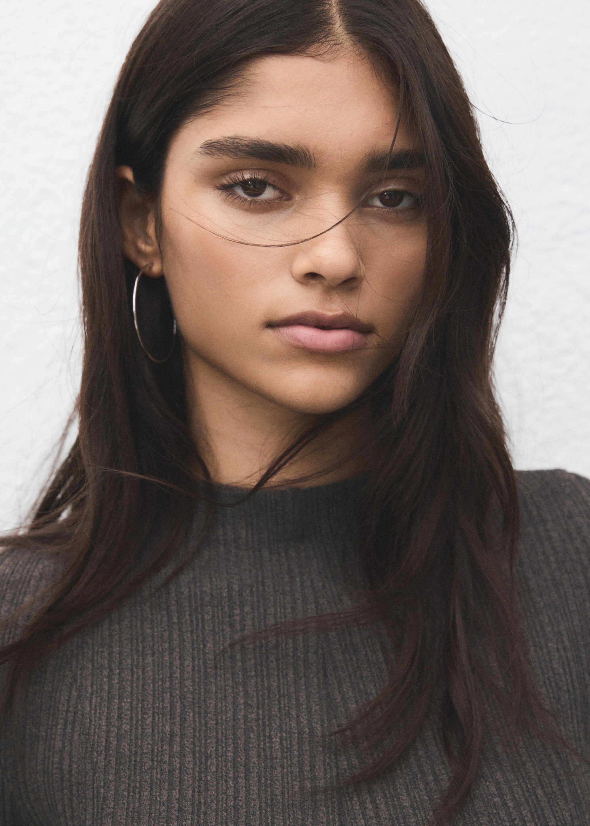 Strickkleid mit Trompetenärmeln - Detail des Artikels 1, Mittelbraun. Ref: 27051317-00.