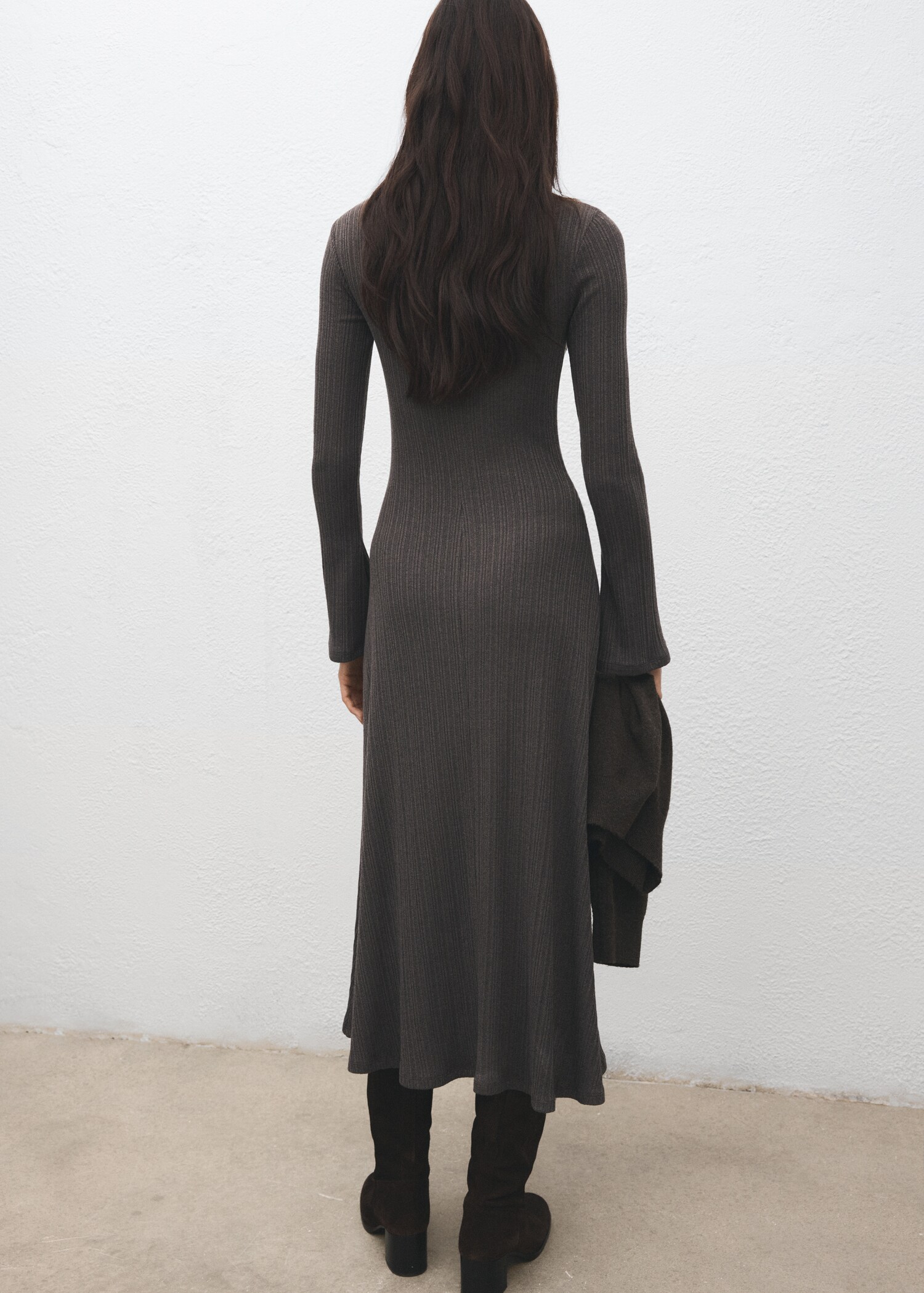 Strickkleid mit Trompetenärmeln - Rückseite des Artikels