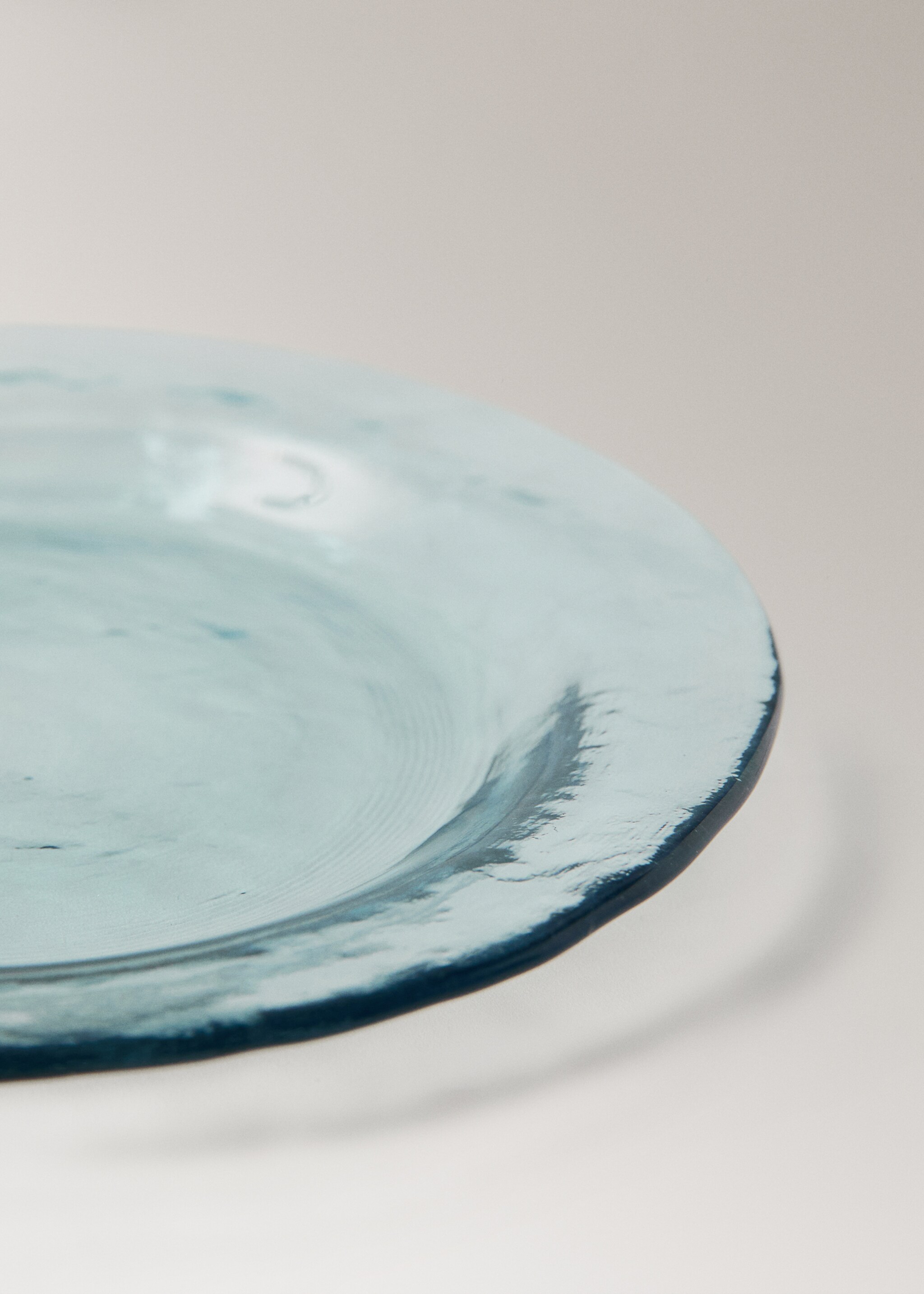 Assiette à pain en verre martelé coloré - Détail de l'article 2, Bleu ciel. Ref: 27051322-00.