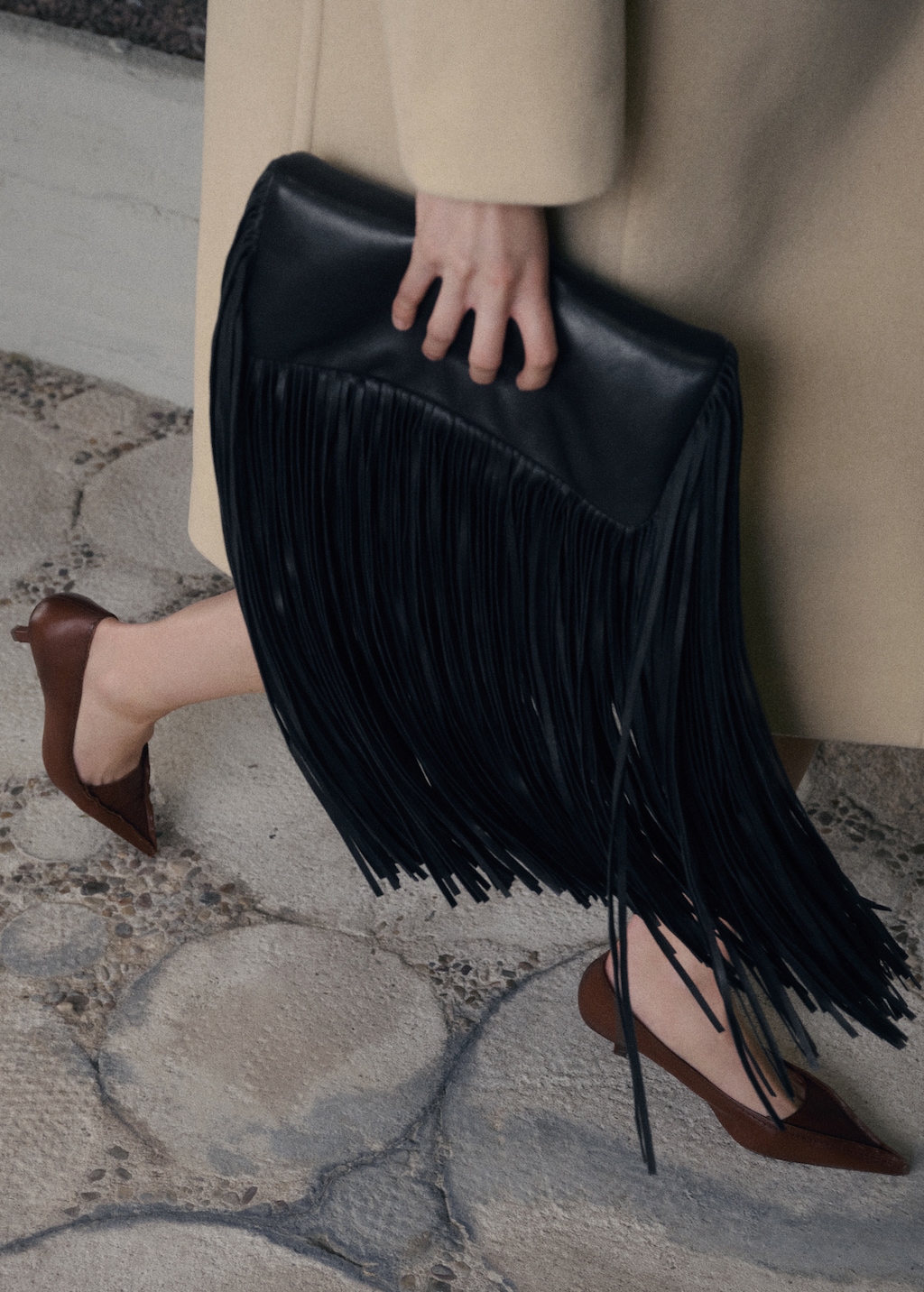 Leather handbag with fringes