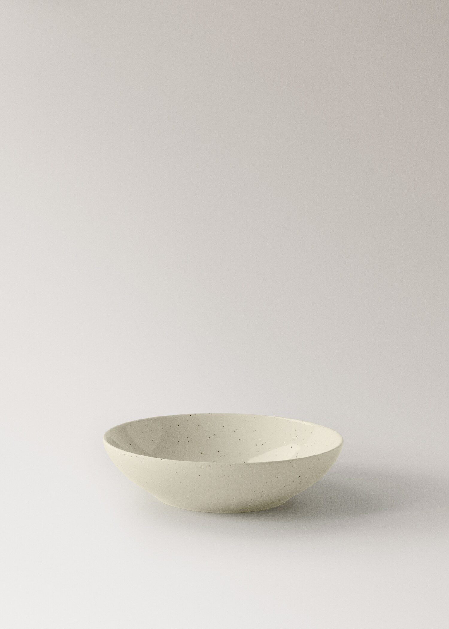 Deep stoneware plate with spots - Details of the article 1