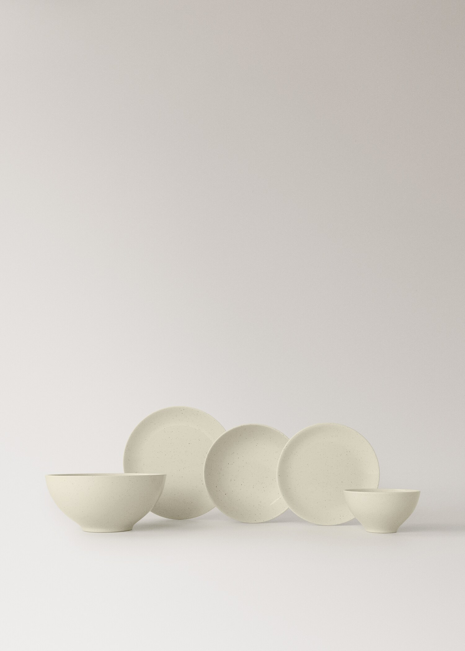 Deep stoneware plate with spots - Details of the article 3