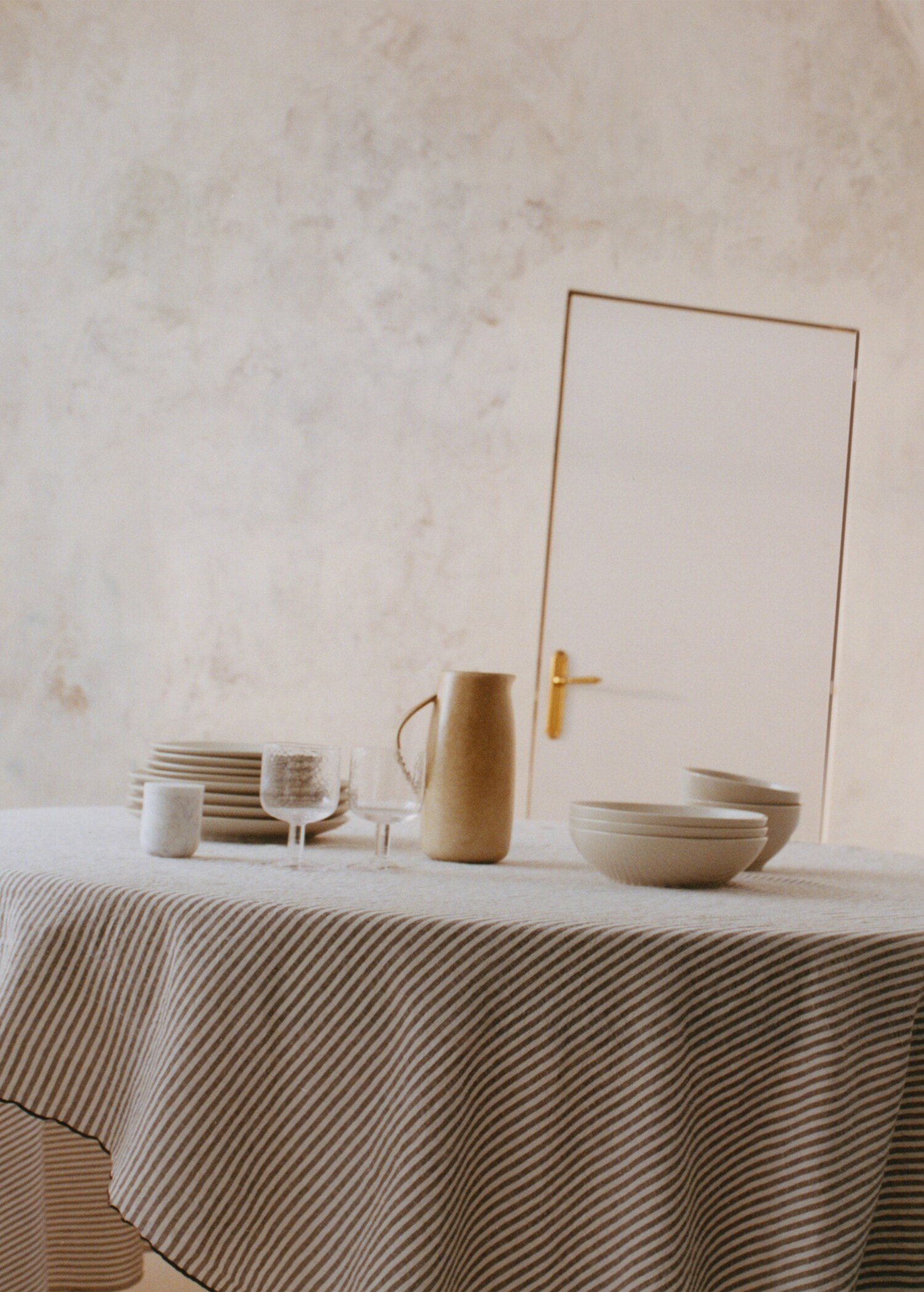 Deep stoneware plate with spots - Details of the article 6