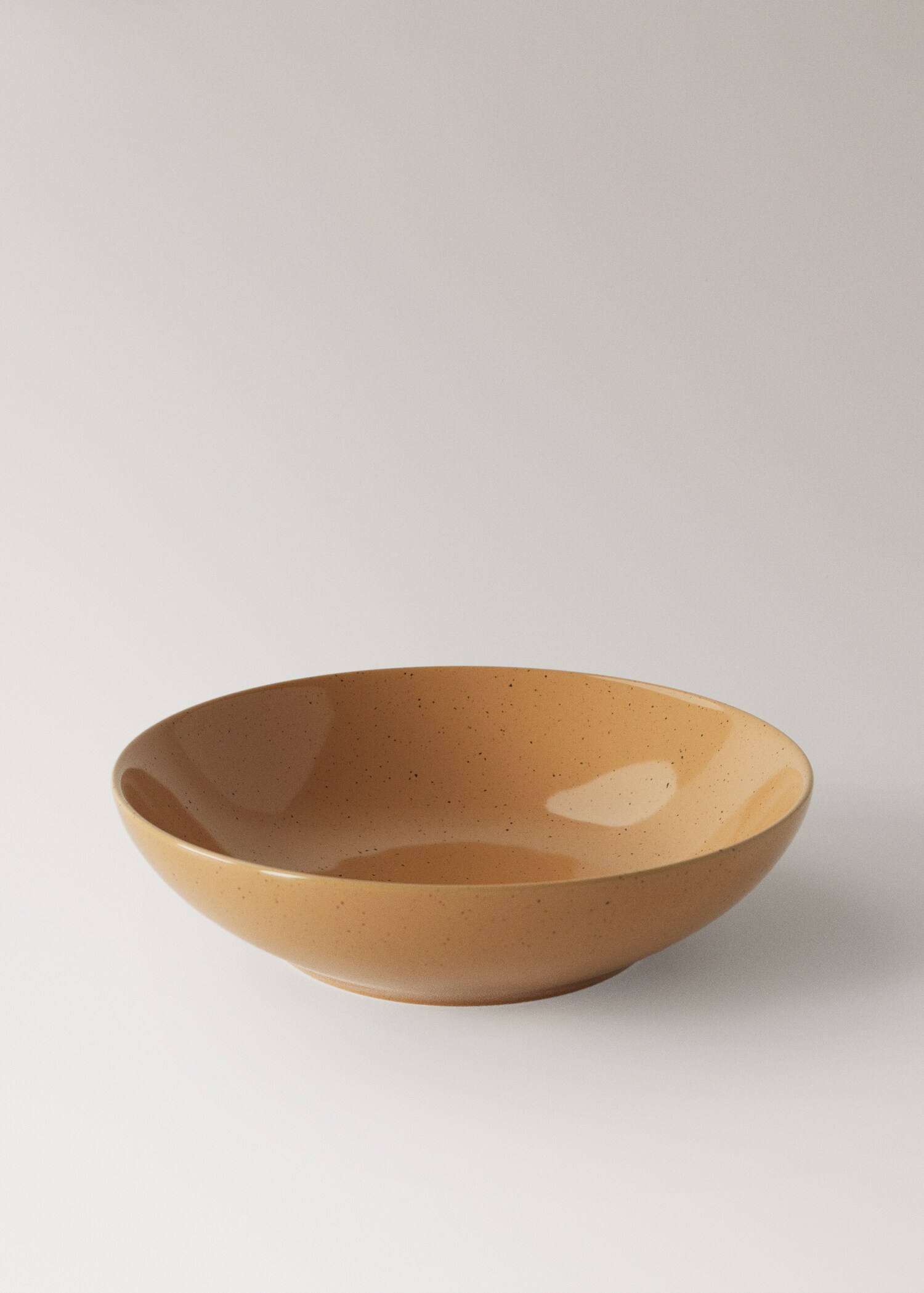 Deep stoneware plate with spots - Details of the article 1