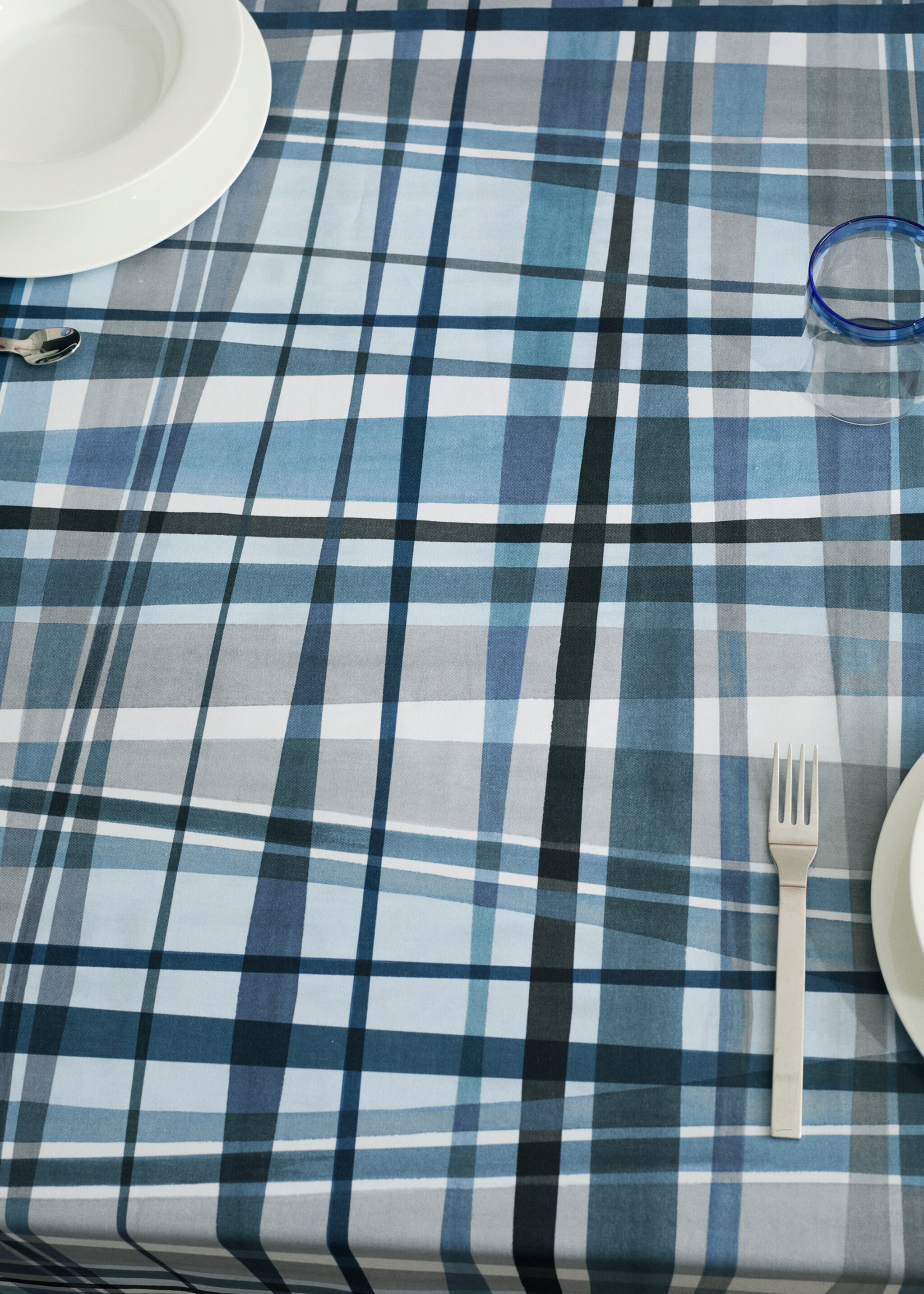 Cotton tablecloth with irregular checks for 2 to 4 people - Details of the article 7, Blue. Ref: 27052005-00.