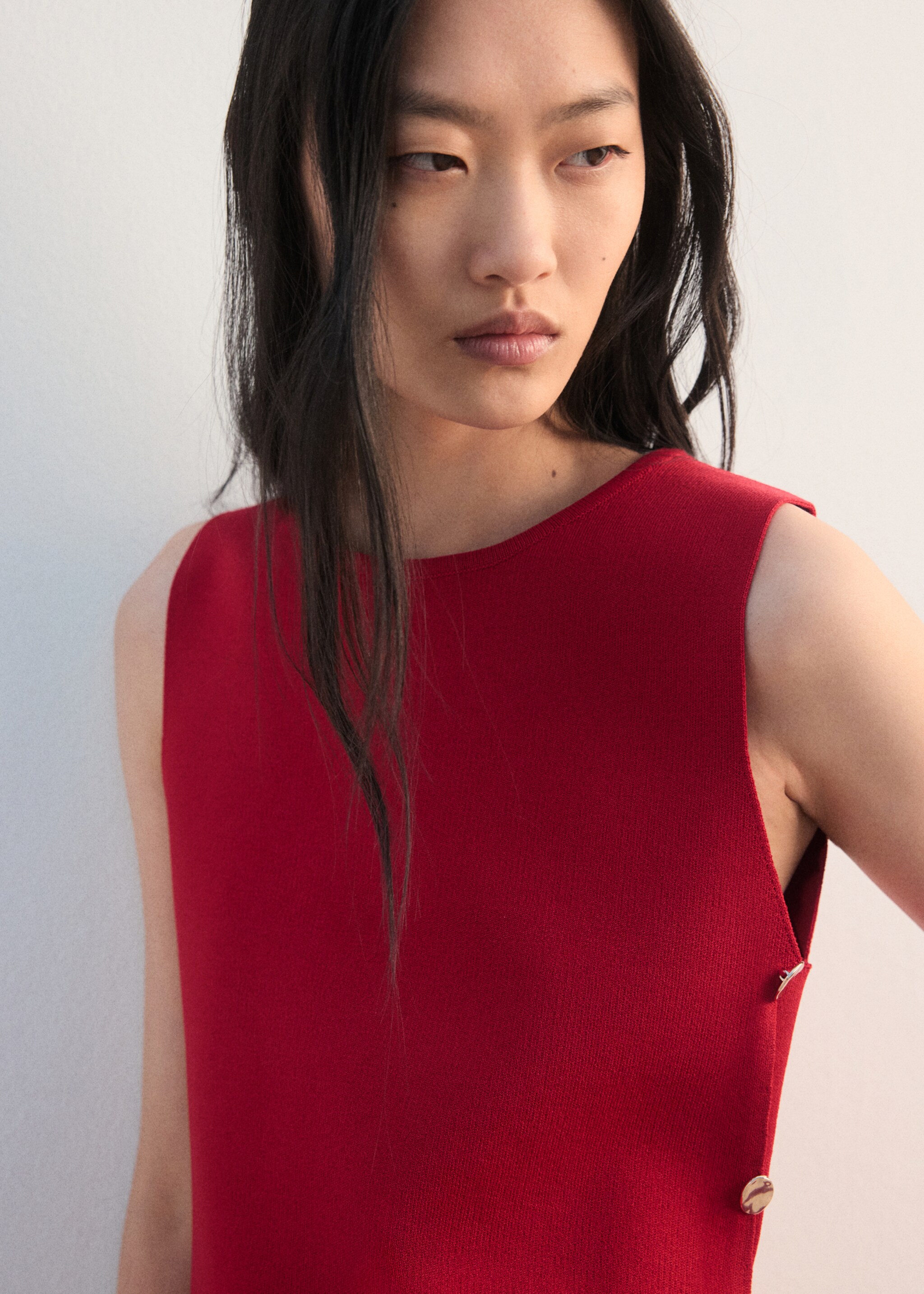 Knitted top with side buttons - Details of the article 2, Red. Ref: 27052540-00.