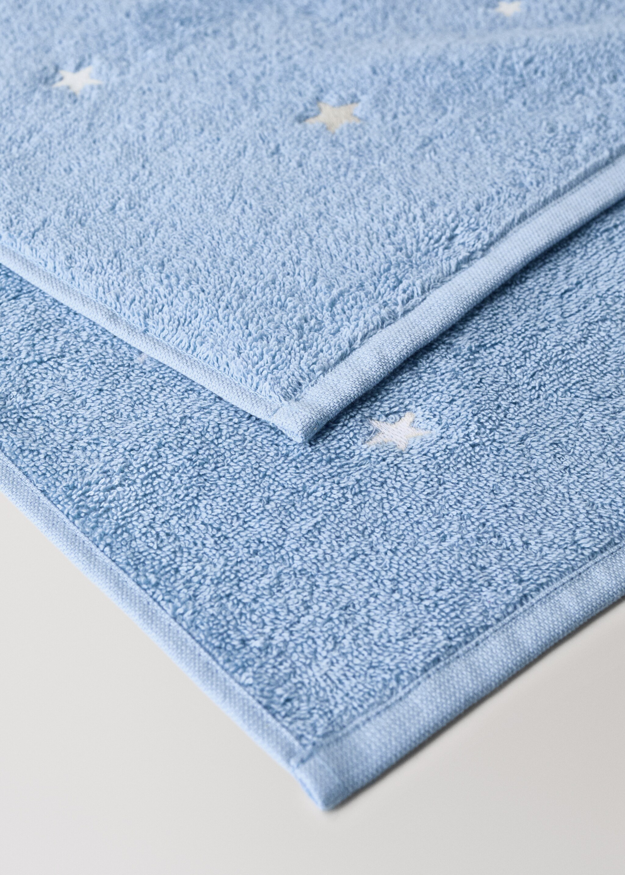 Kinder-Badehandtuch mit fluoreszierenden Sternen - Detail des Artikels 2, Blau. Ref: 27052933-00.