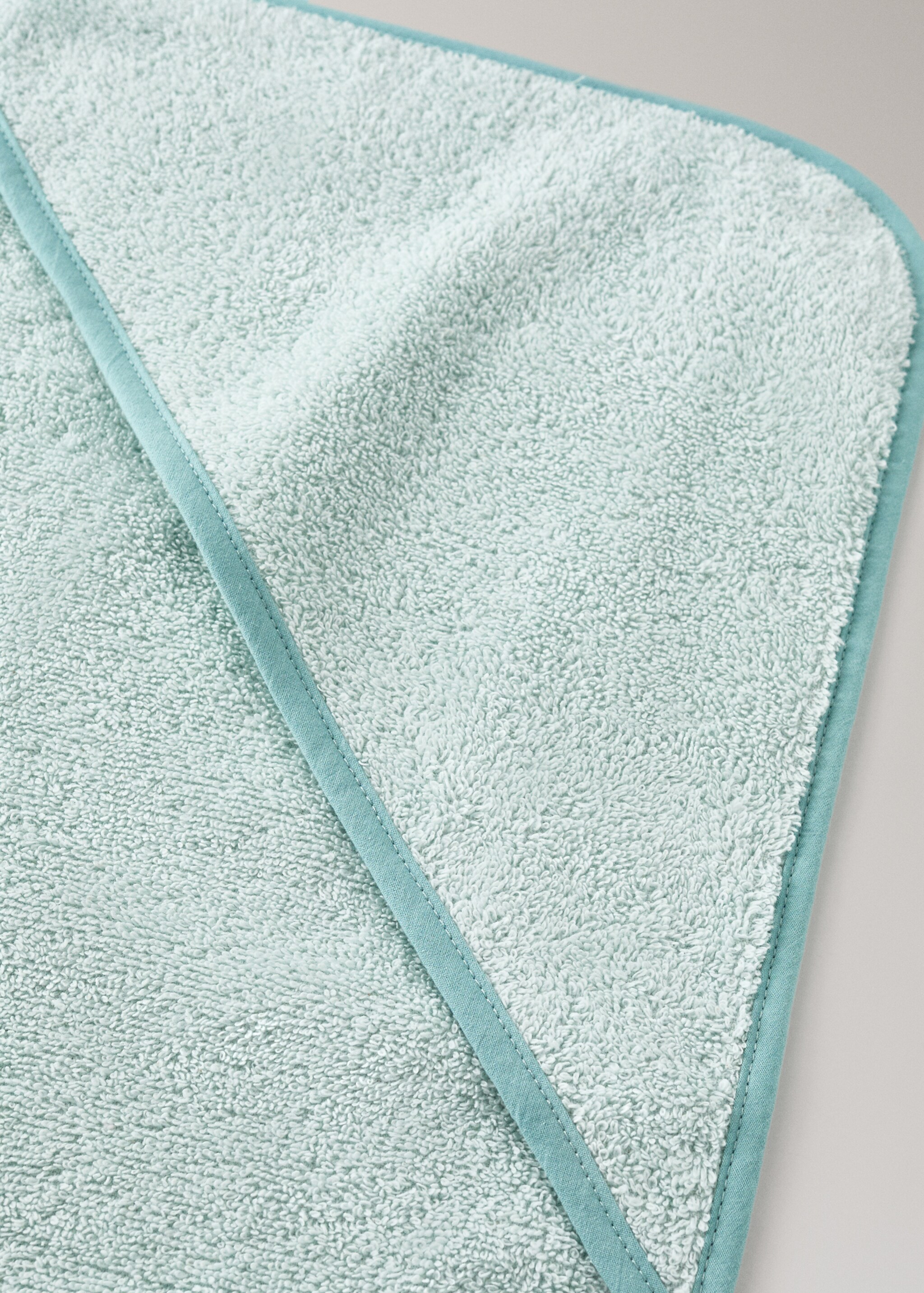 Children's bath cape with contrasting trim - Details of the article 2, Mint Green. Ref: 27052934-00.