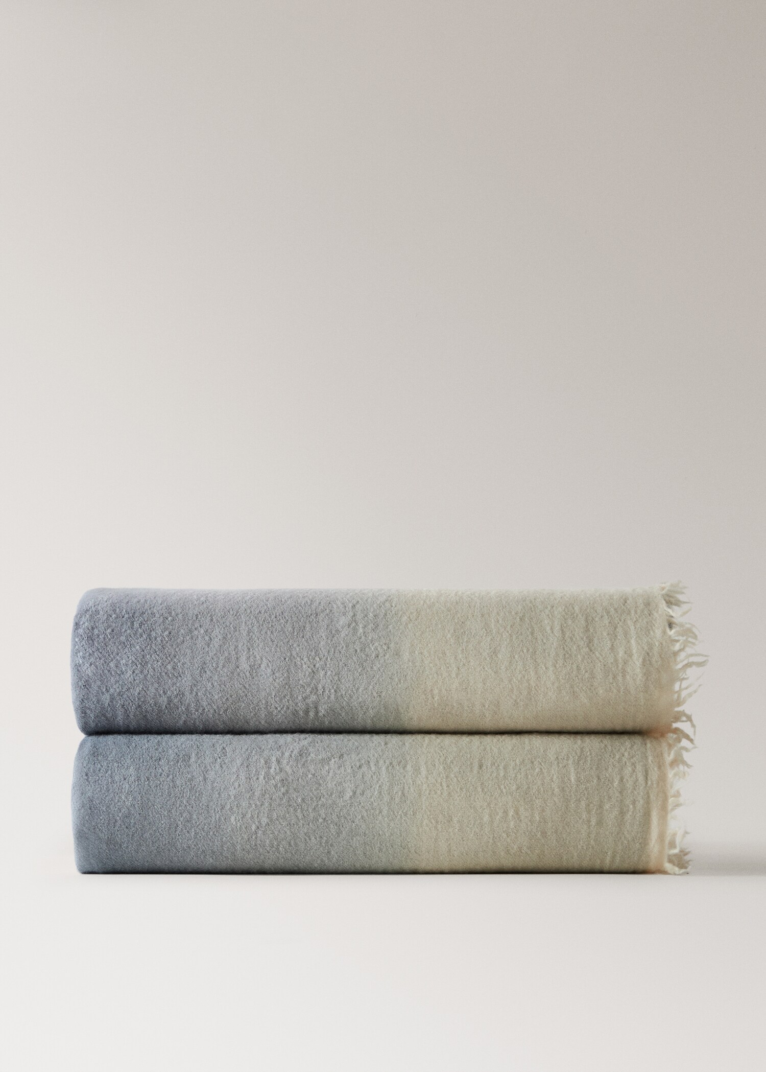 Frayed wool blanket with ombre design - Article without model