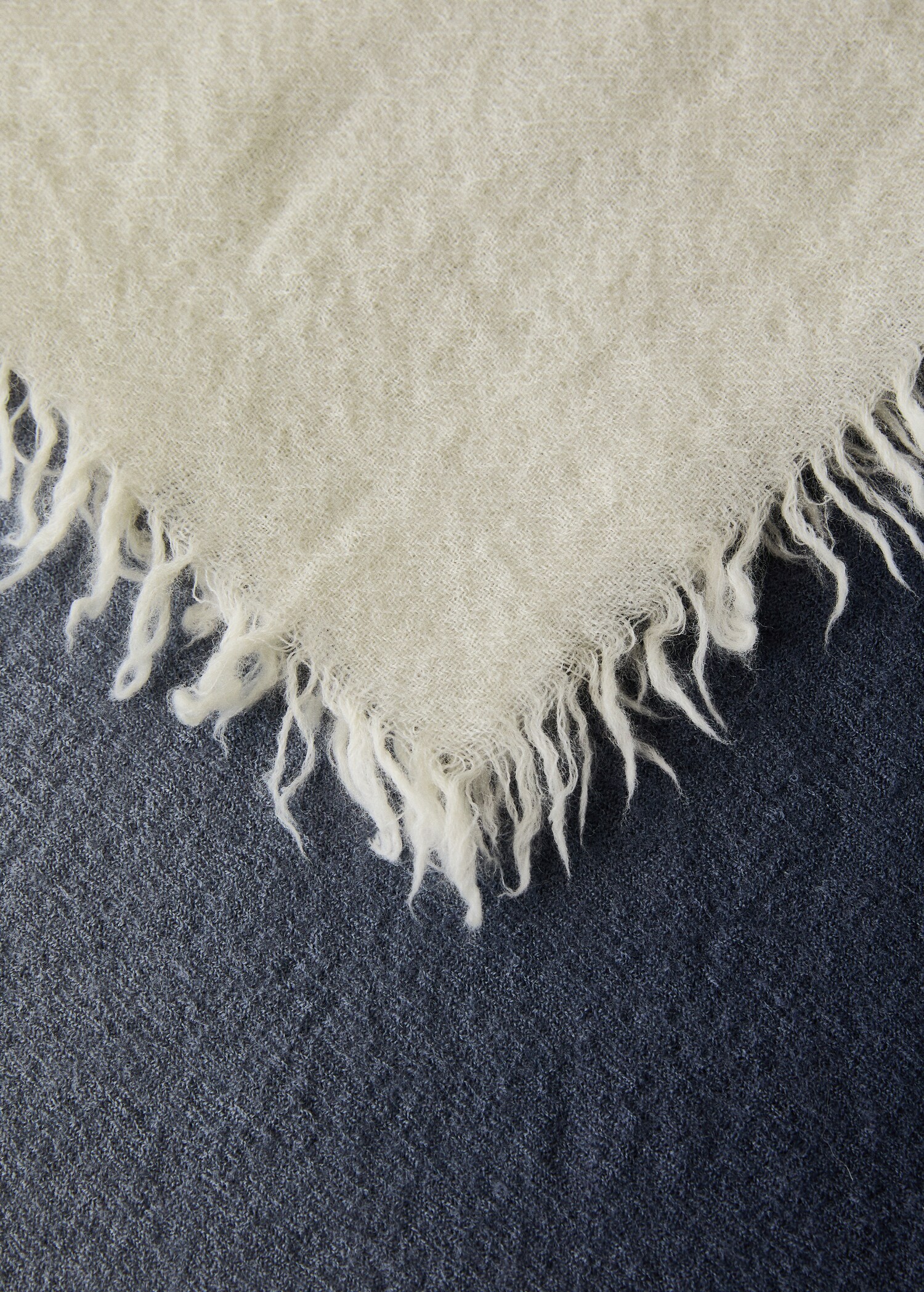 Frayed wool blanket with ombre design - Details of the article 2