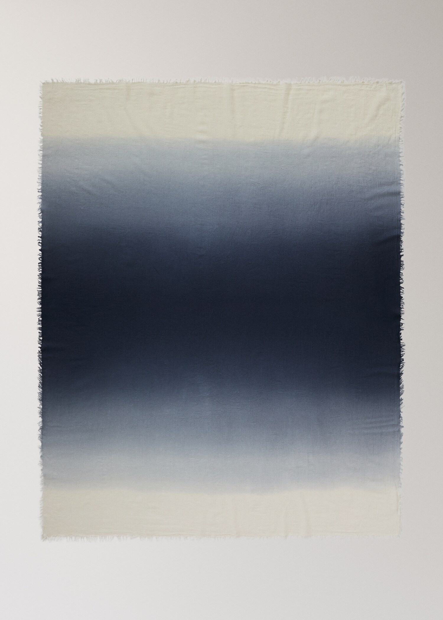 Frayed wool blanket with ombre design - Details of the article 3