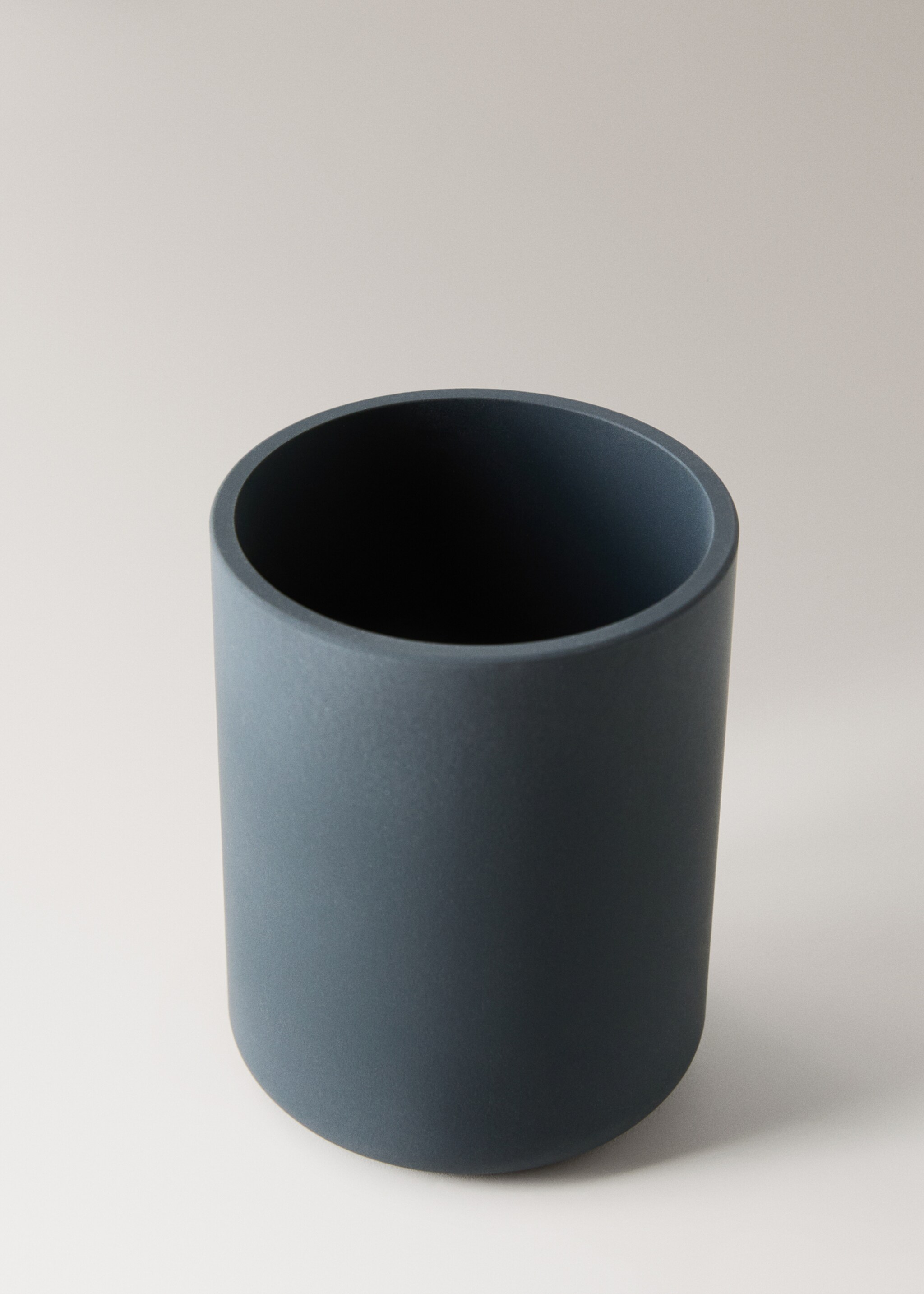 Gobelet à brosse à dents en résine - Détail de l'article 1, Gris anthracite. Ref: 27053282-00.