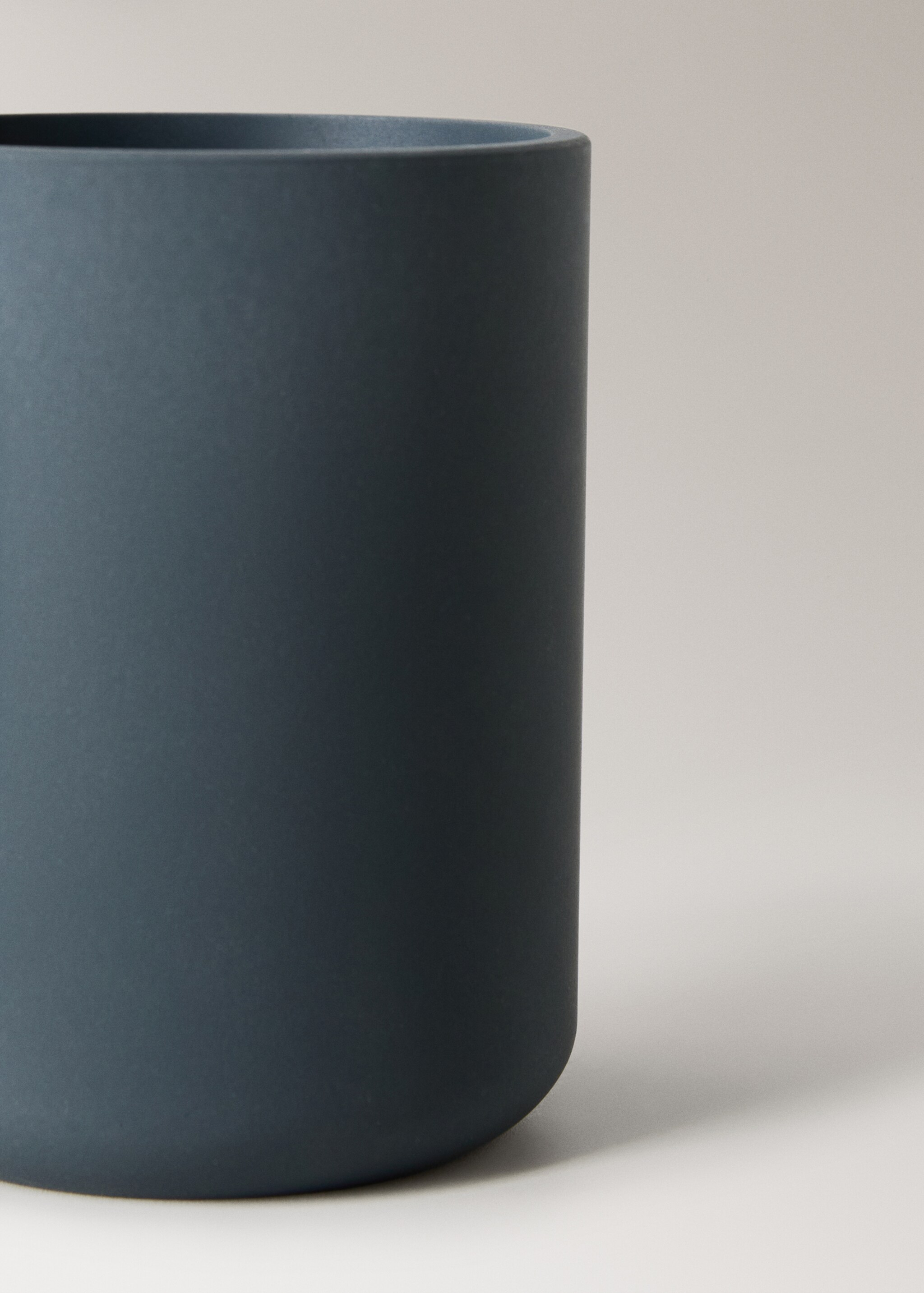 Gobelet à brosse à dents en résine - Détail de l'article 2, Gris anthracite. Ref: 27053282-00.