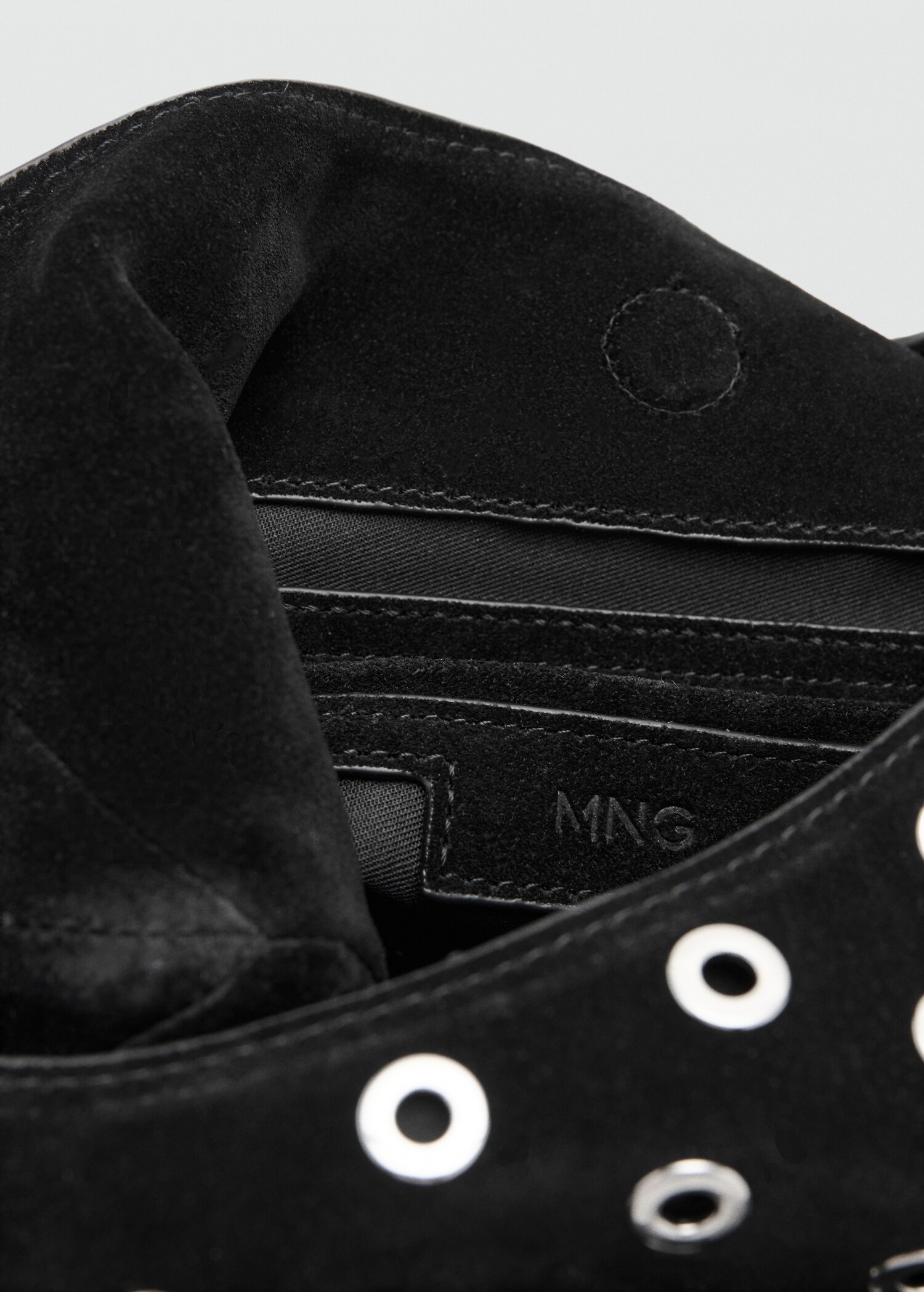 Leather drawstring bag with eyelets - Details of the article 2