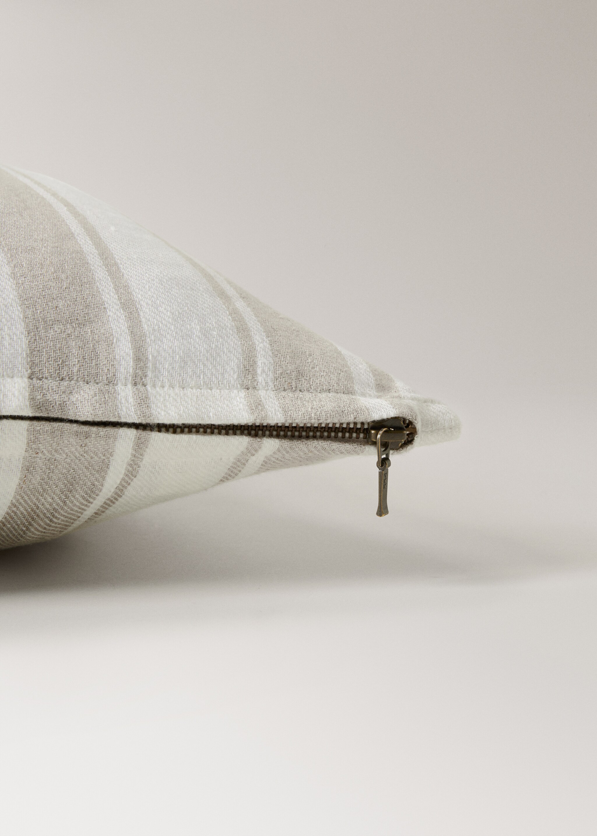 Kissenbezug aus Leinen mit Streifen und Reißverschlussdetail, 40 x 60 cm - Detail des Artikels 2, Sandfarben. Ref: 27053305-00.