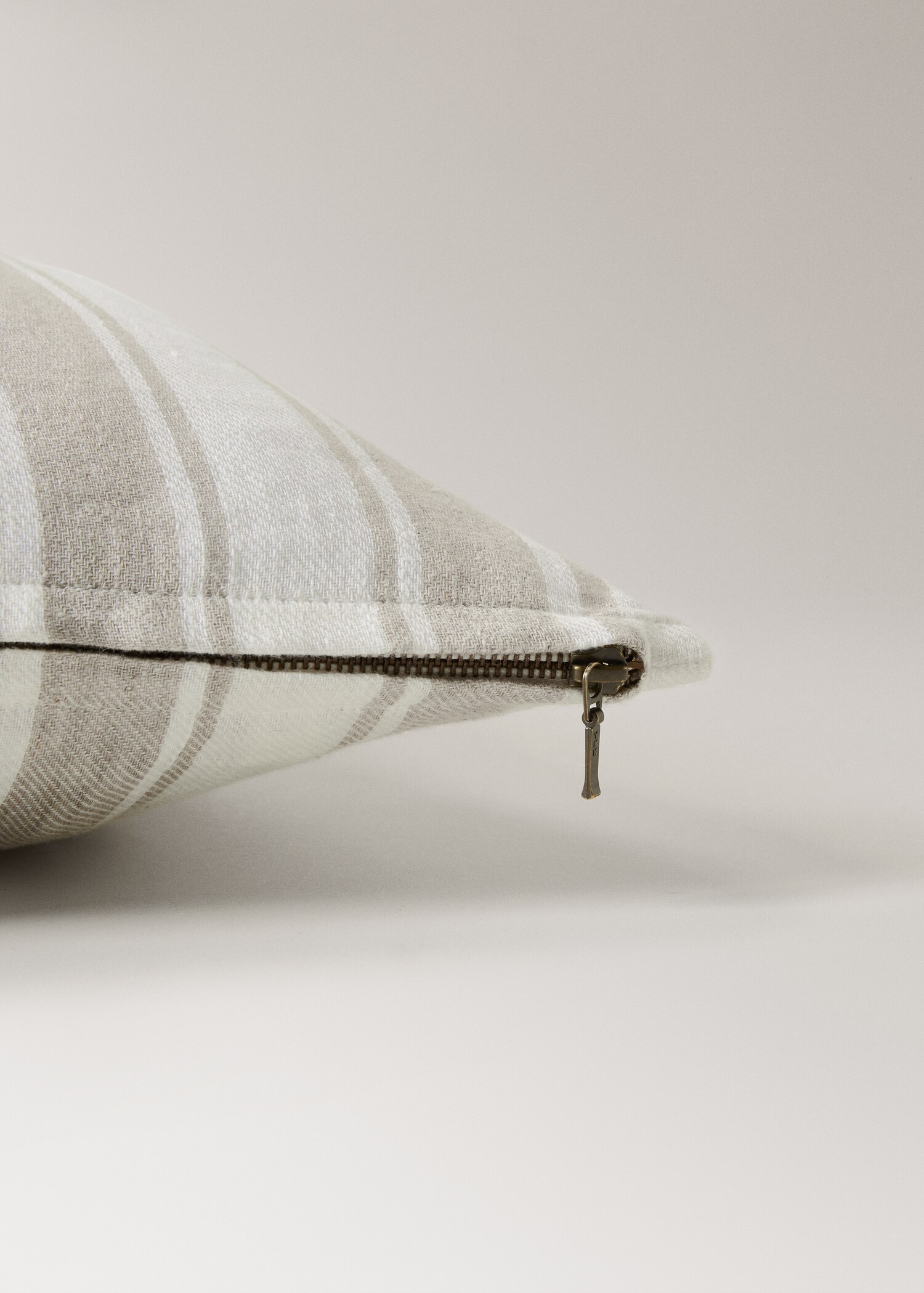 Kissenbezug aus Leinen mit Streifen und Reißverschlussdetail, 40 x 60 cm - Detail des Artikels 2