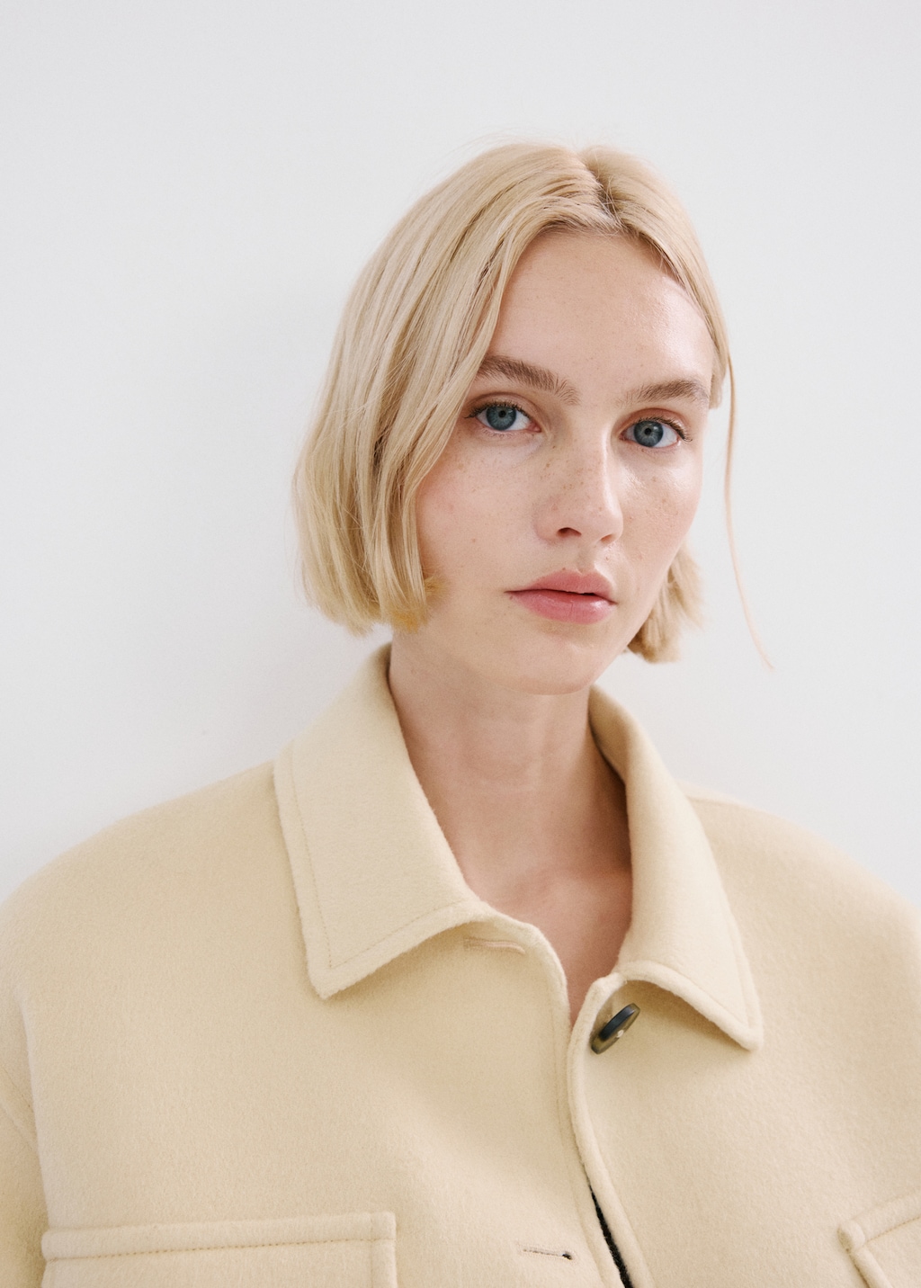 Wool jacket with pockets - image 4