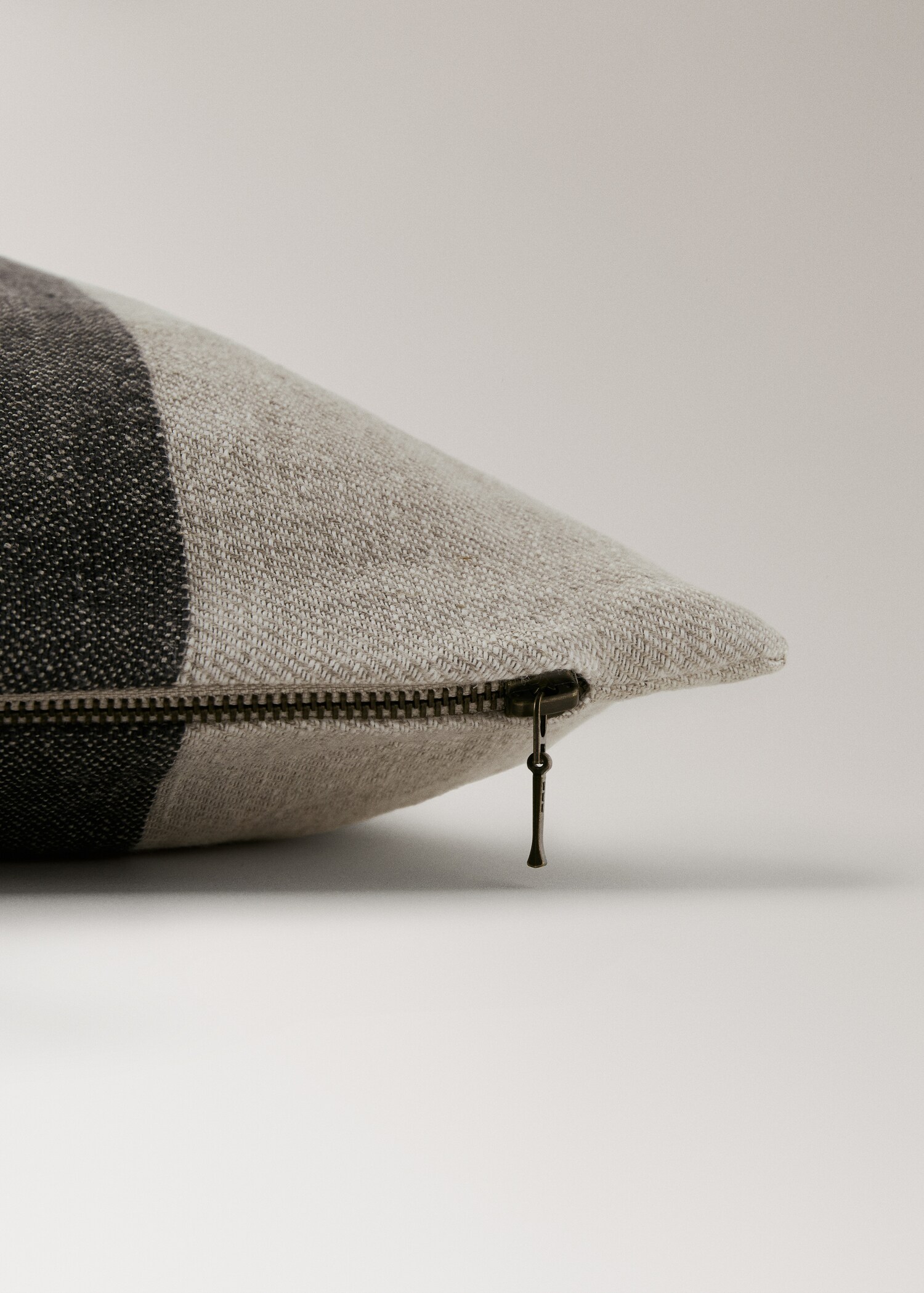 Linen striped cushion cover 50x50 cm - Details of the article 2