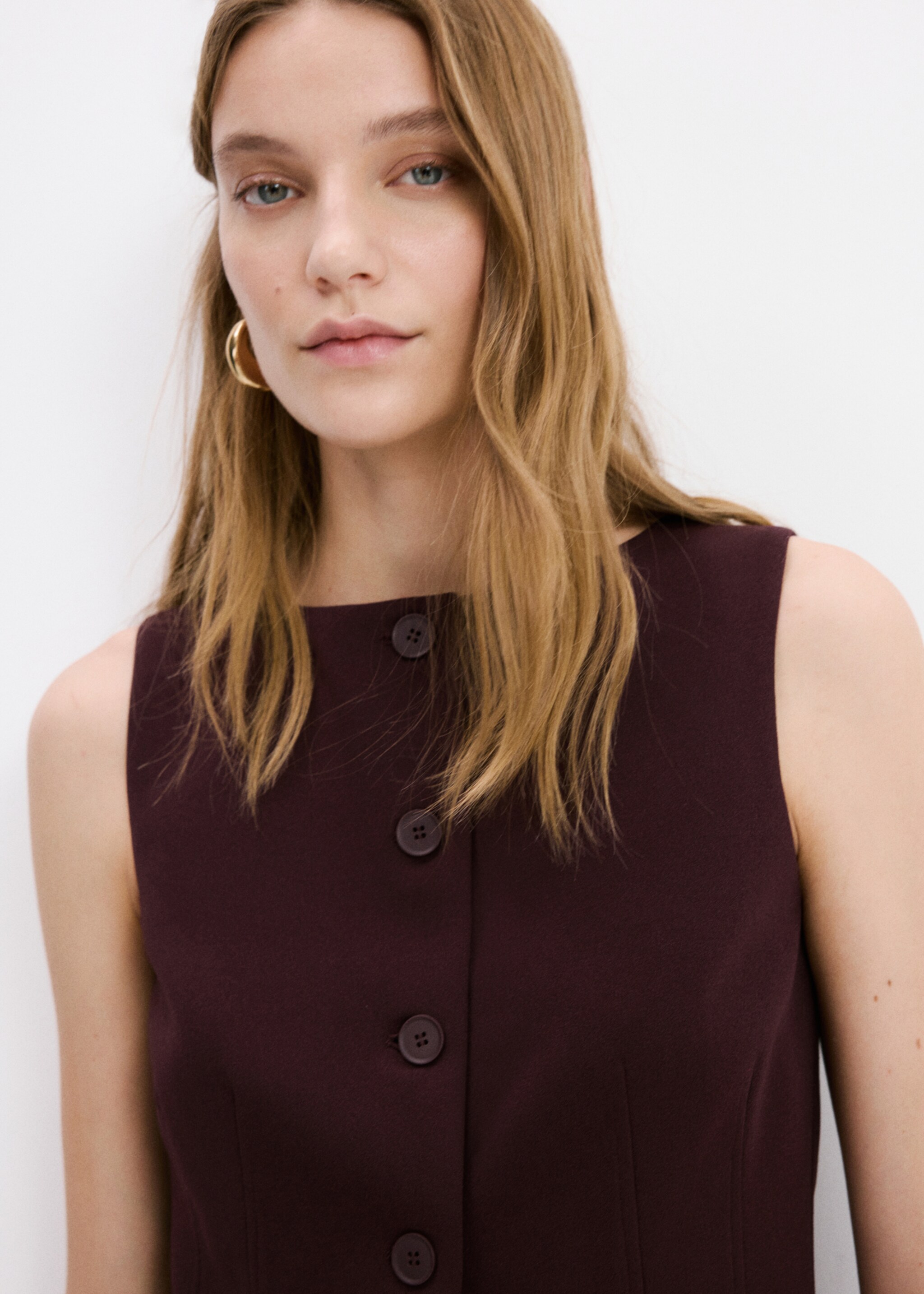 Suit waistcoat with buttons - Details of the article 6, Burgundy. Ref: 27053316-00.