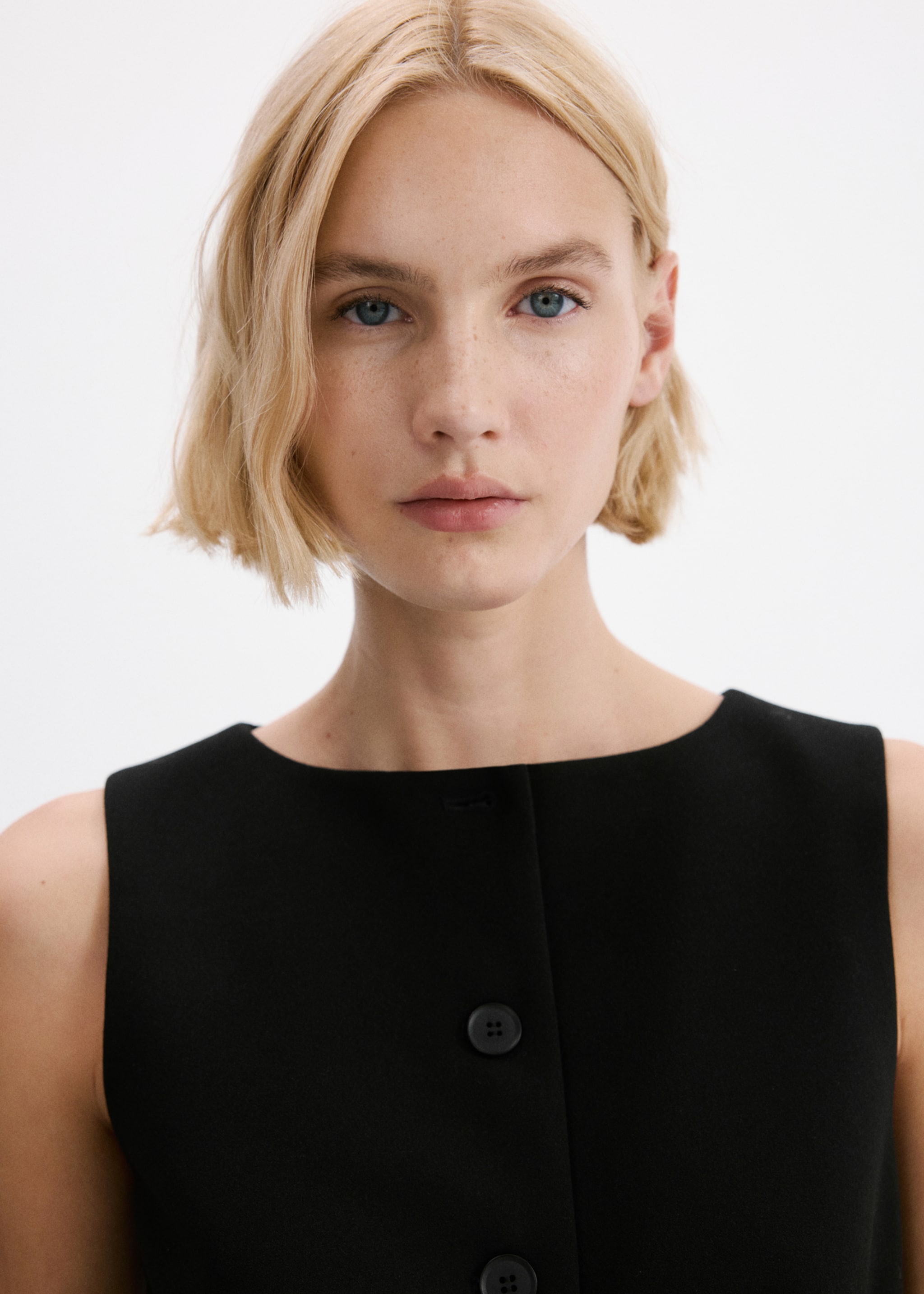 Suit waistcoat with buttons - Details of the article 6, Black. Ref: 27053316-00.