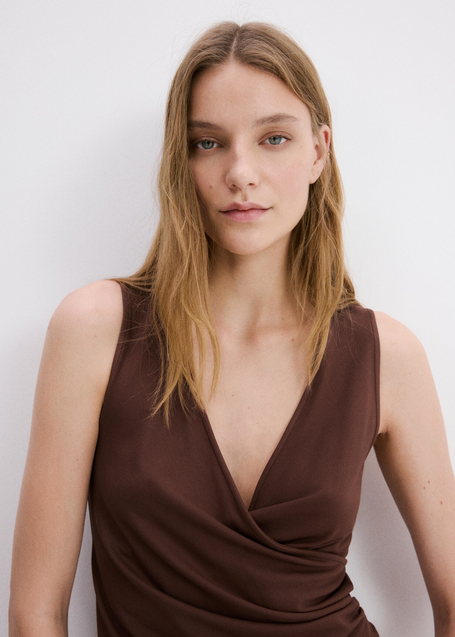 Asymmetric crossover top - Details of the article 1