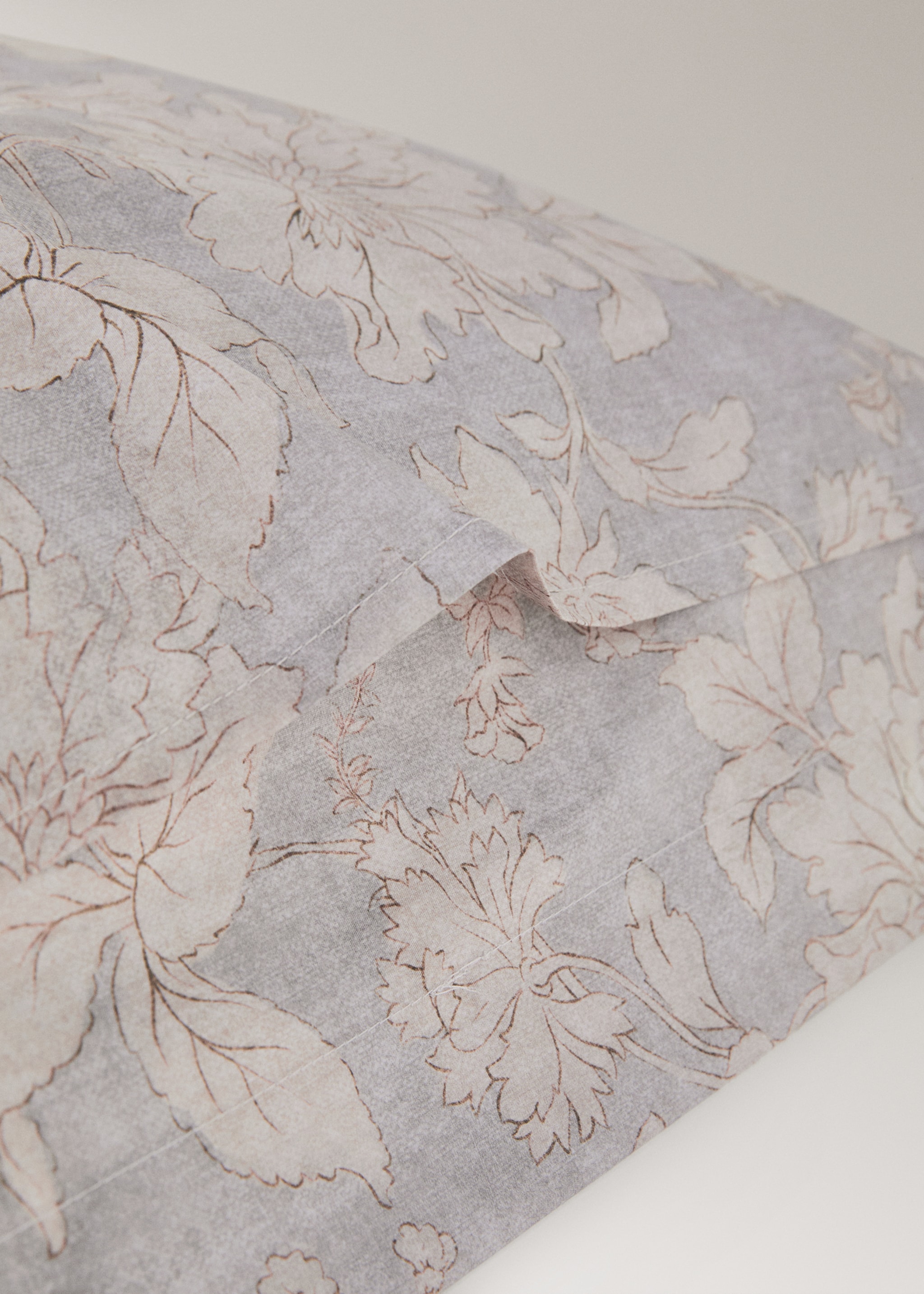 Two vintage floral percale cotton pillowcases 60 x 60 cm - Details of the article 1, Light/Pastel Grey. Ref: 27053325-00.
