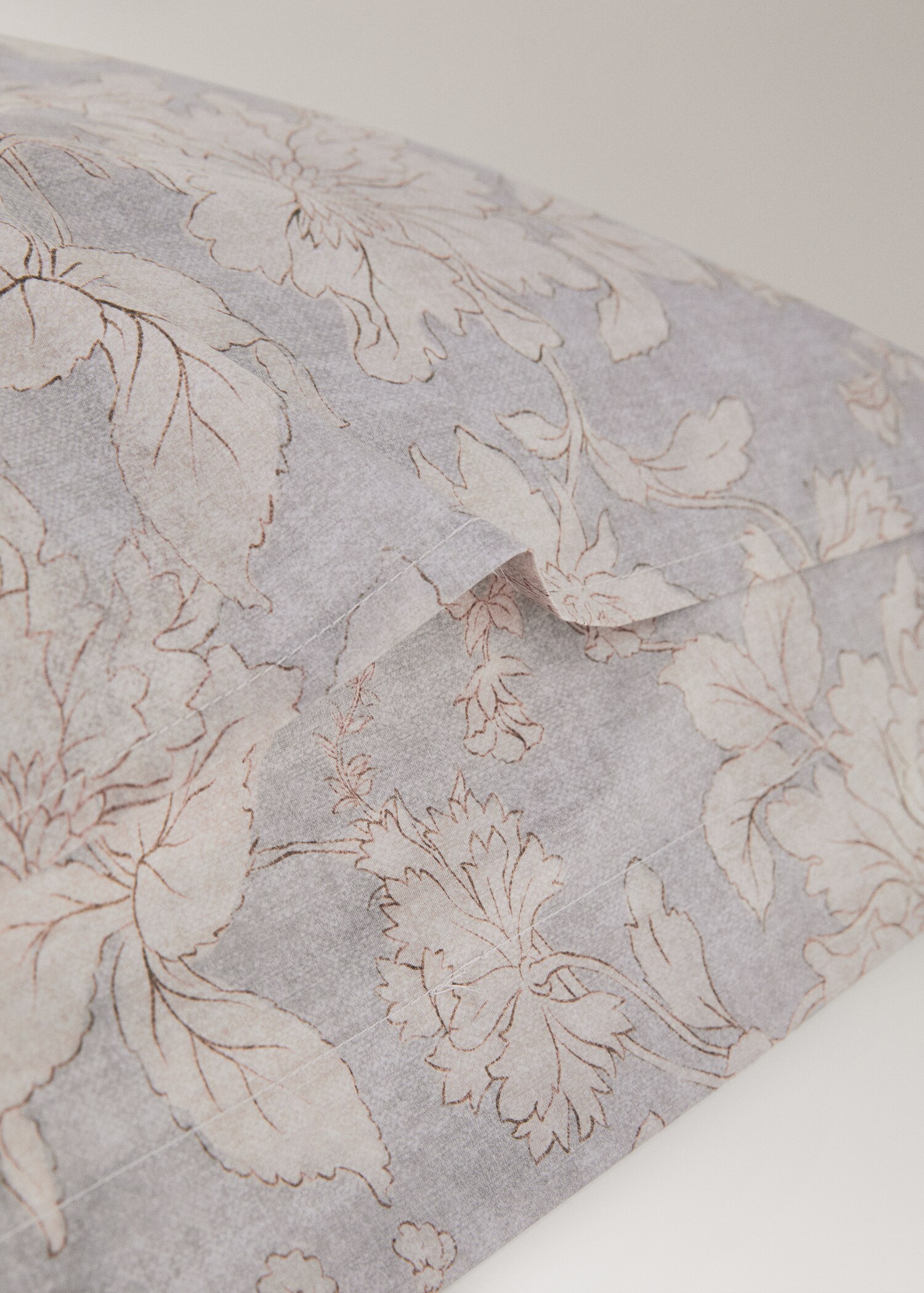Two vintage floral percale cotton pillowcases 60x60 cm - Details of the article 1