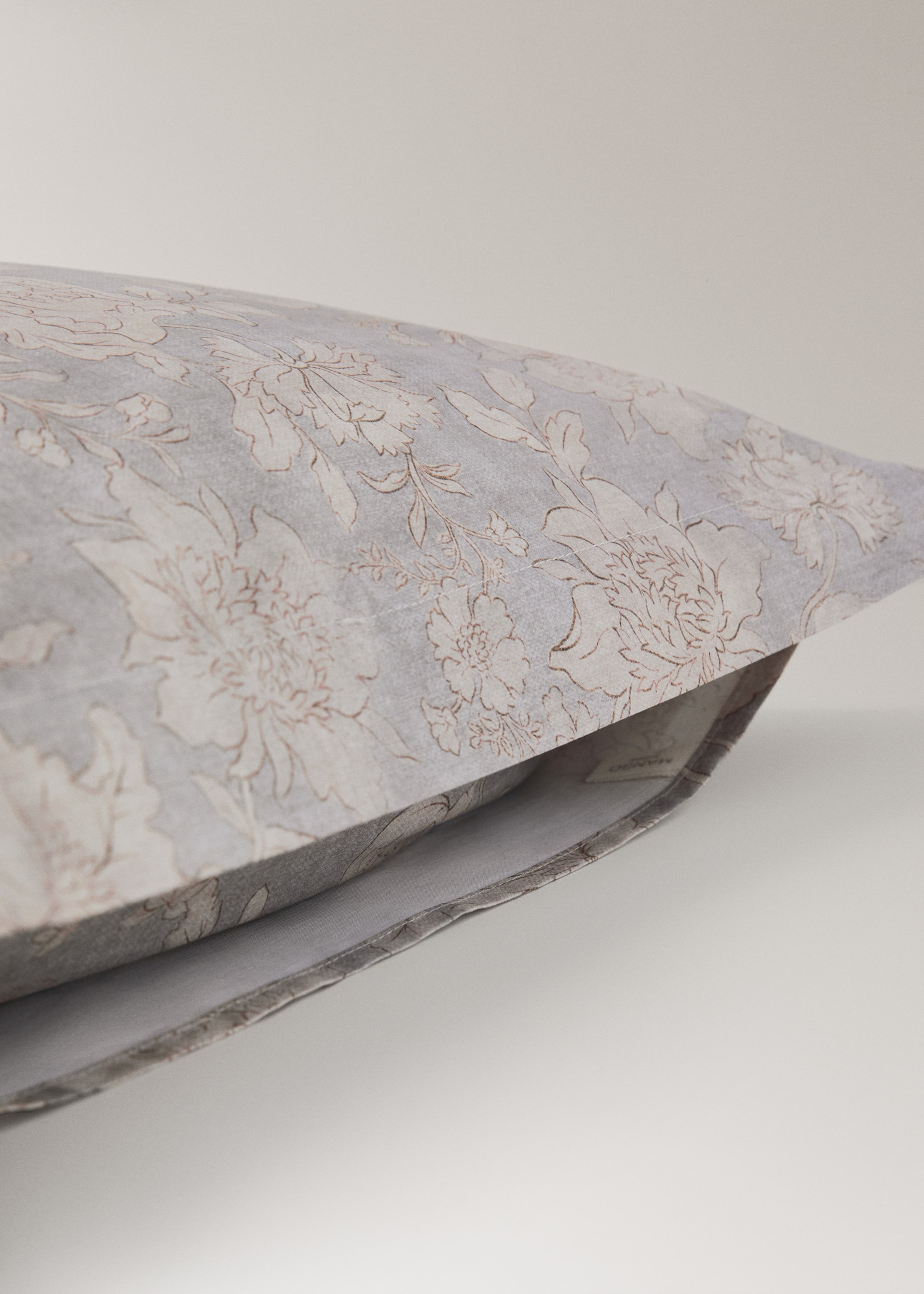 Two vintage floral percale cotton pillowcases 60 x 60 cm - Details of the article 2, Light/Pastel Grey. Ref: 27053325-00.