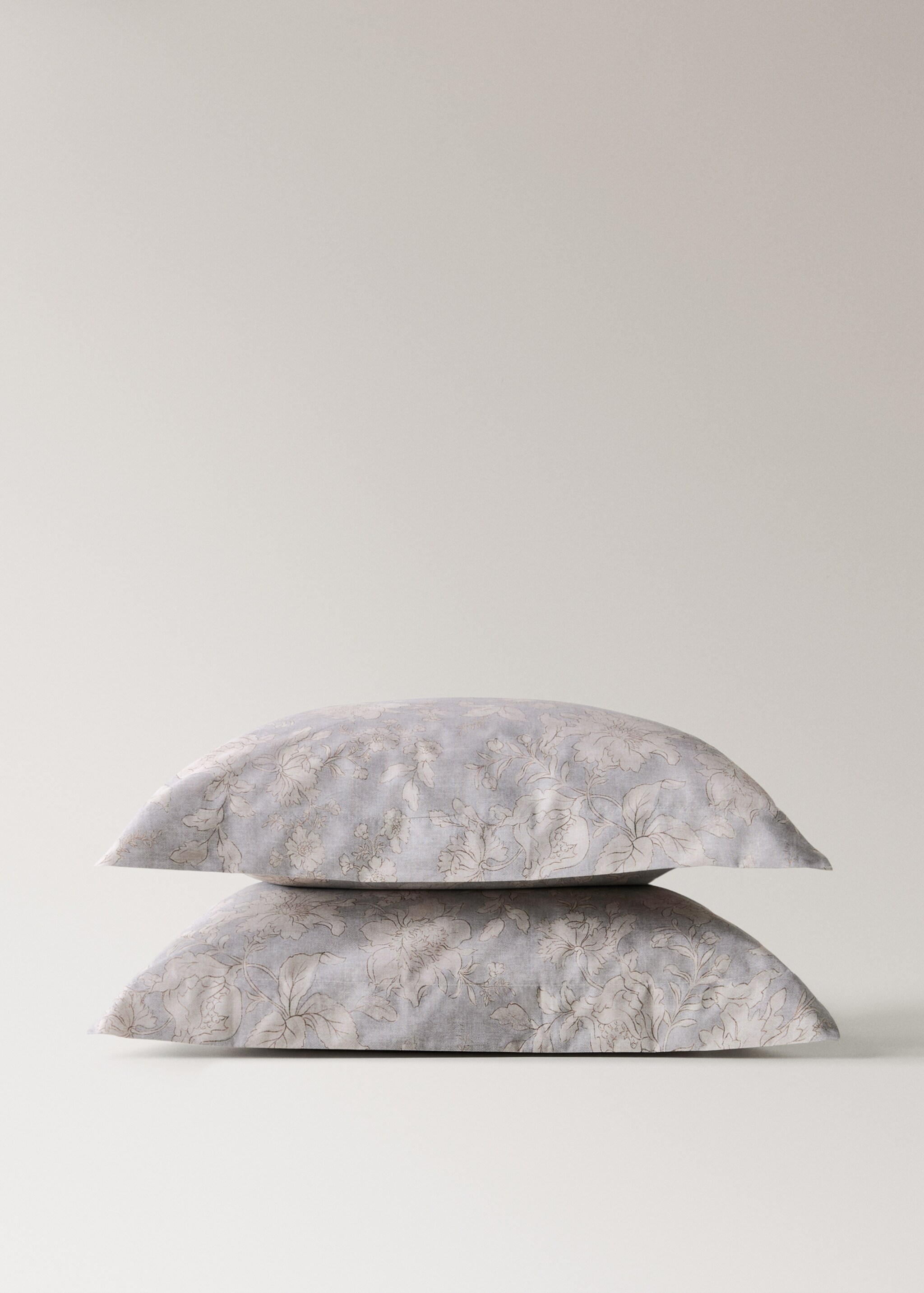 Two vintage floral percale cotton pillowcases 60 x 60 cm - Details of the article 3, Light/Pastel Grey. Ref: 27053325-00.
