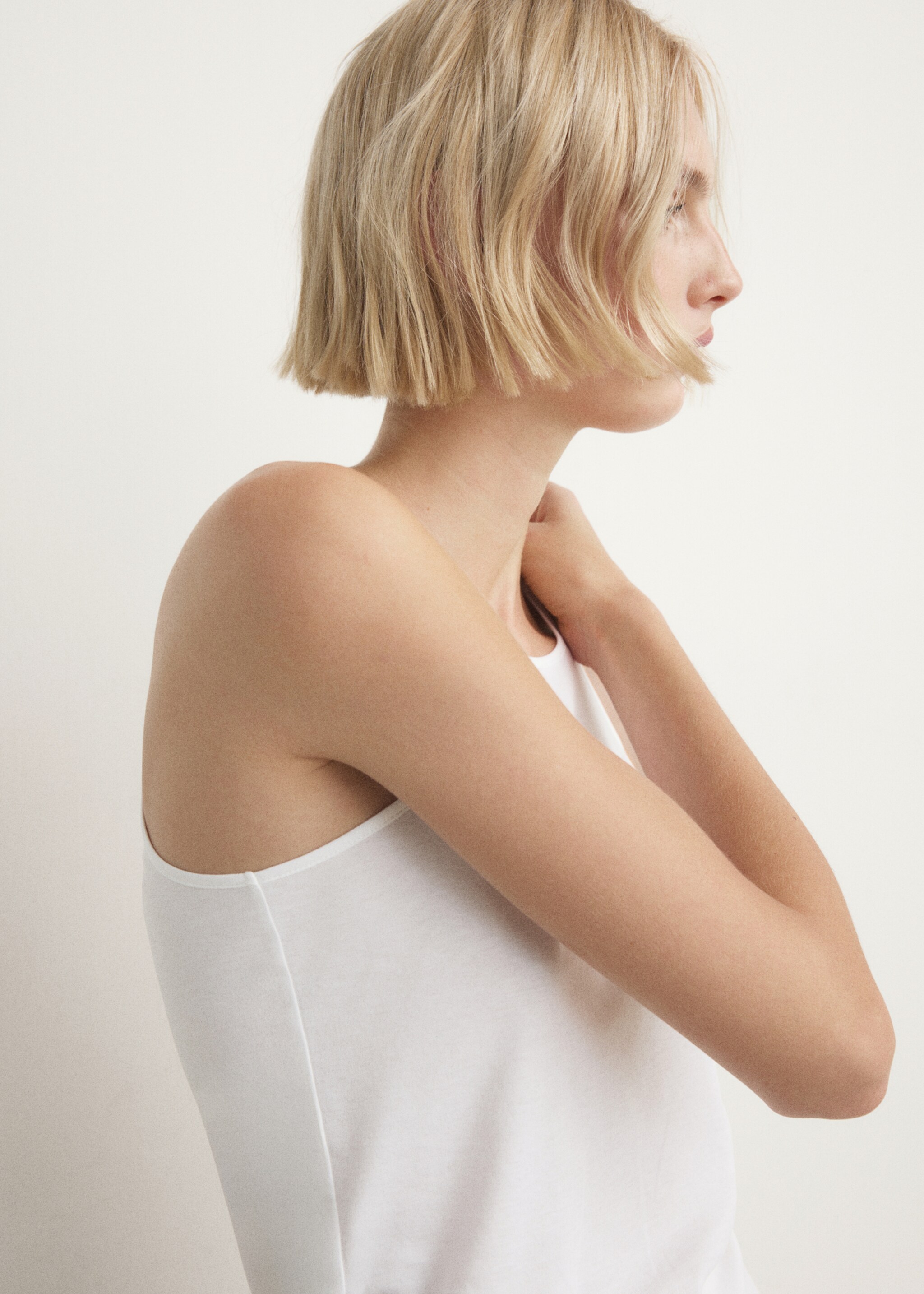 Top en coton à bretelle fine - Plan moyen, Blanc. Ref: 27053333-00.