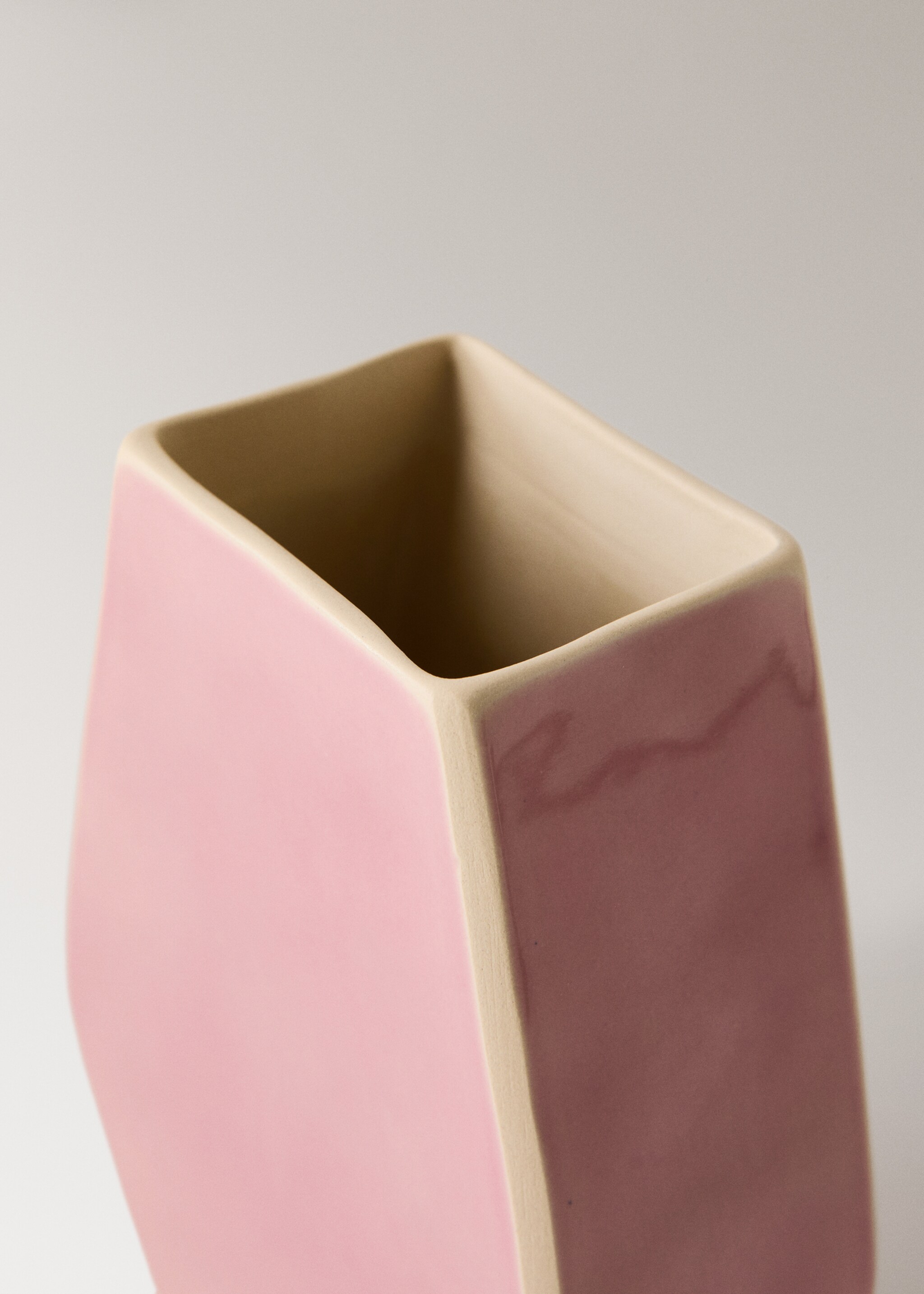 Colorful stoneware vase with contrast - Details of the article 2, Pink. Ref: 27053345-00.