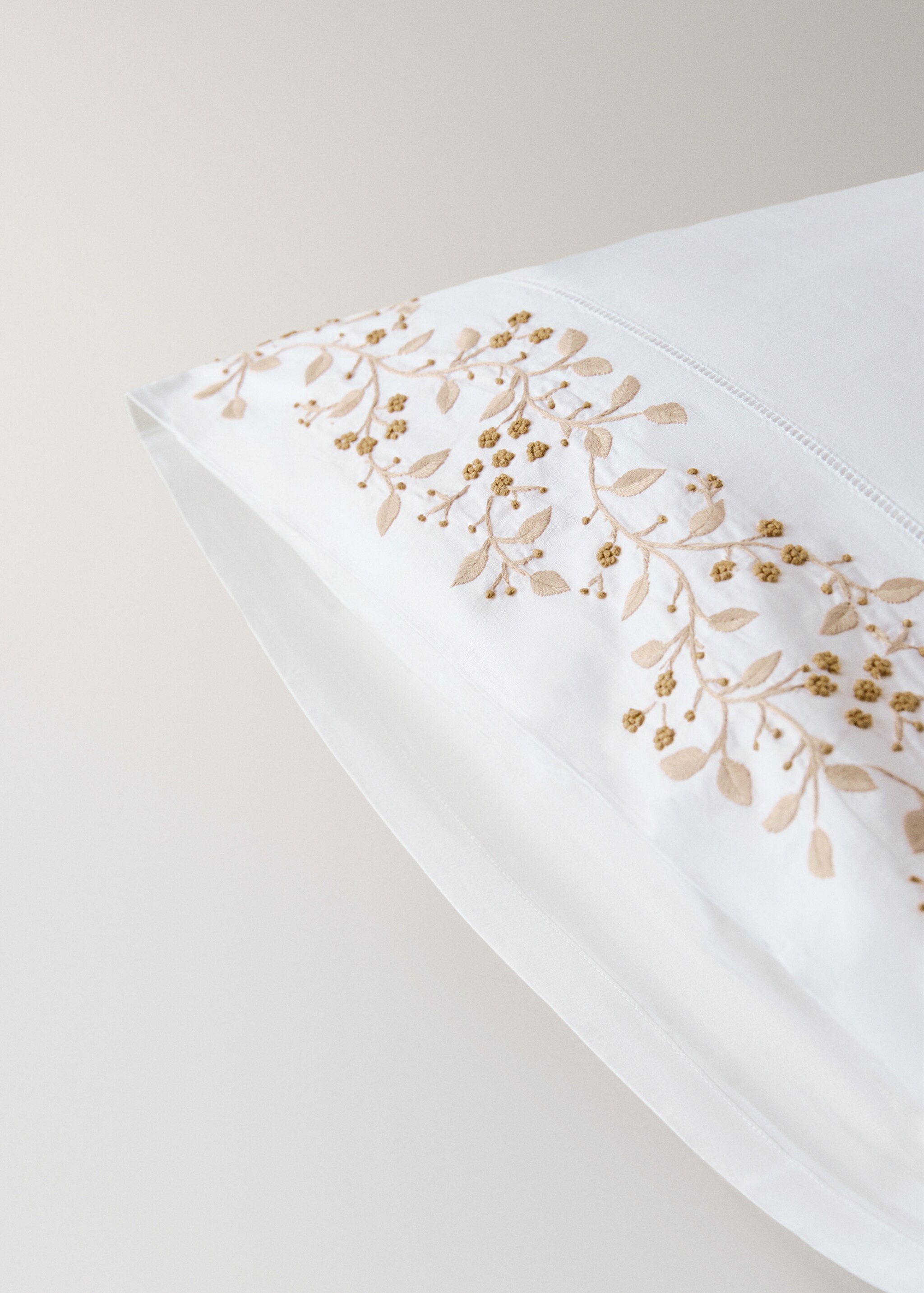 Cotton percale pillowcase with embroidered flowers 50x75 cm - Details of the article 2, Pastel Orange. Ref: 27053721-00.