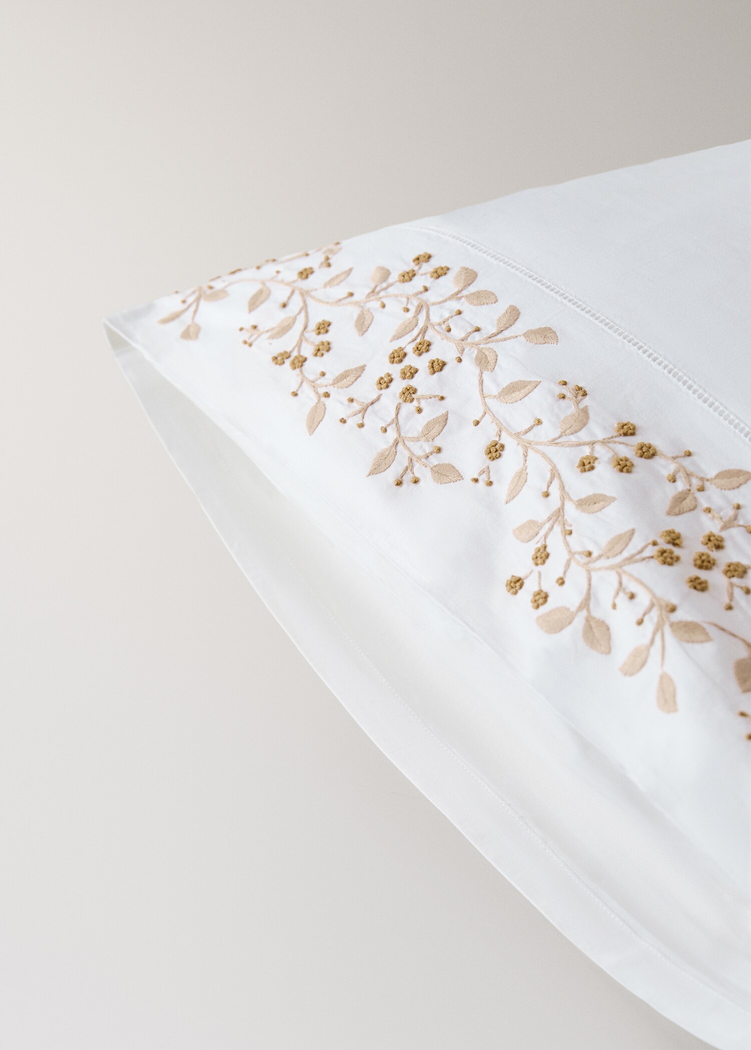 Cotton percale pillowcase with embroidered flowers 50x75 cm - Details of the article 2