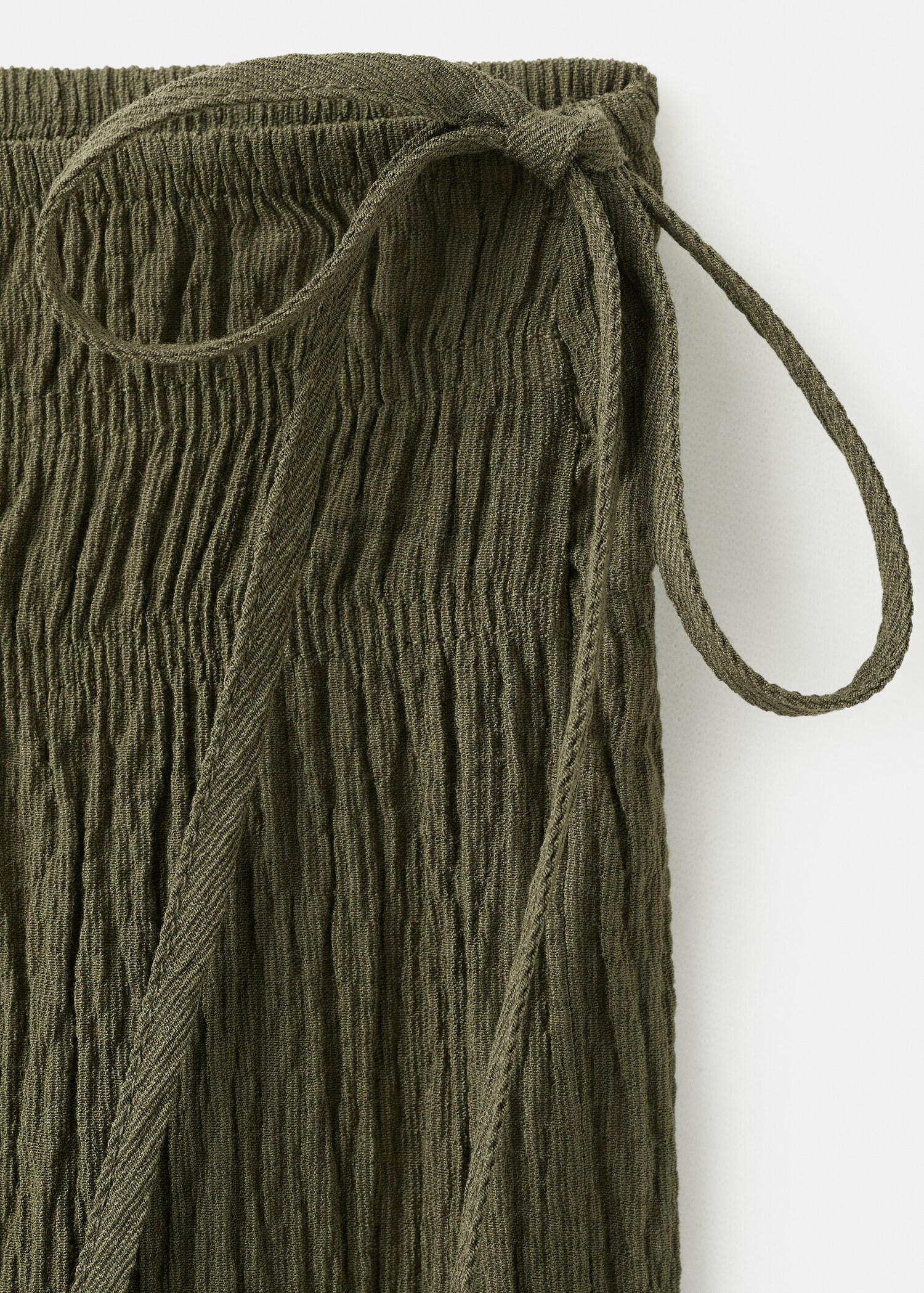 Calças abaloadas com laços - Pormenor do artigo 8