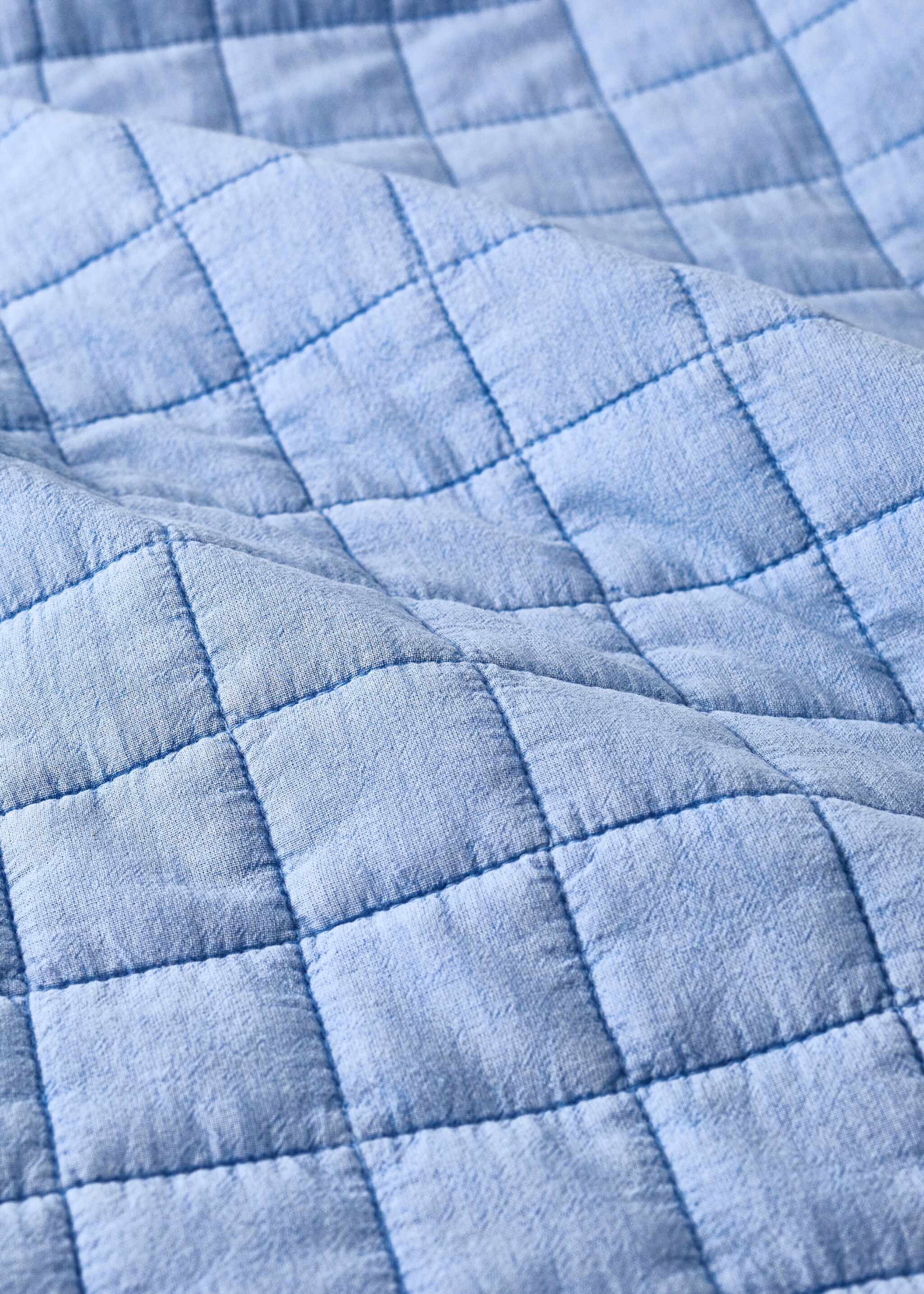 Dziecięca narzuta bawełniana z pikowanym wzorem w kratę - Szczegóły artykułu 2, Niebieski. Ref: 27054055-00.