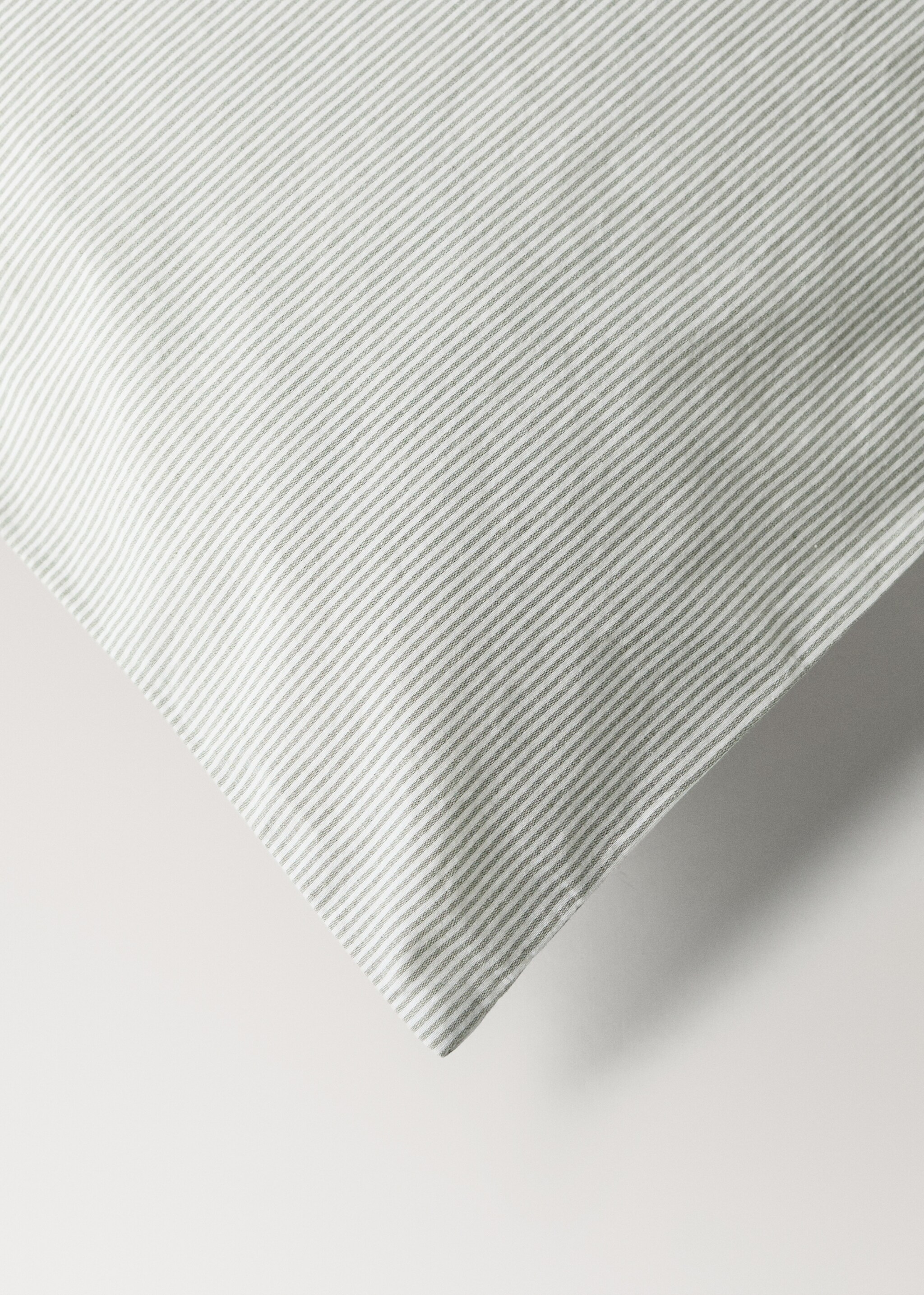 Cot bed duvet cover with fine striped yarn-dyed cotton - Details of the article 2, Pastel Green. Ref: 27054057-00.