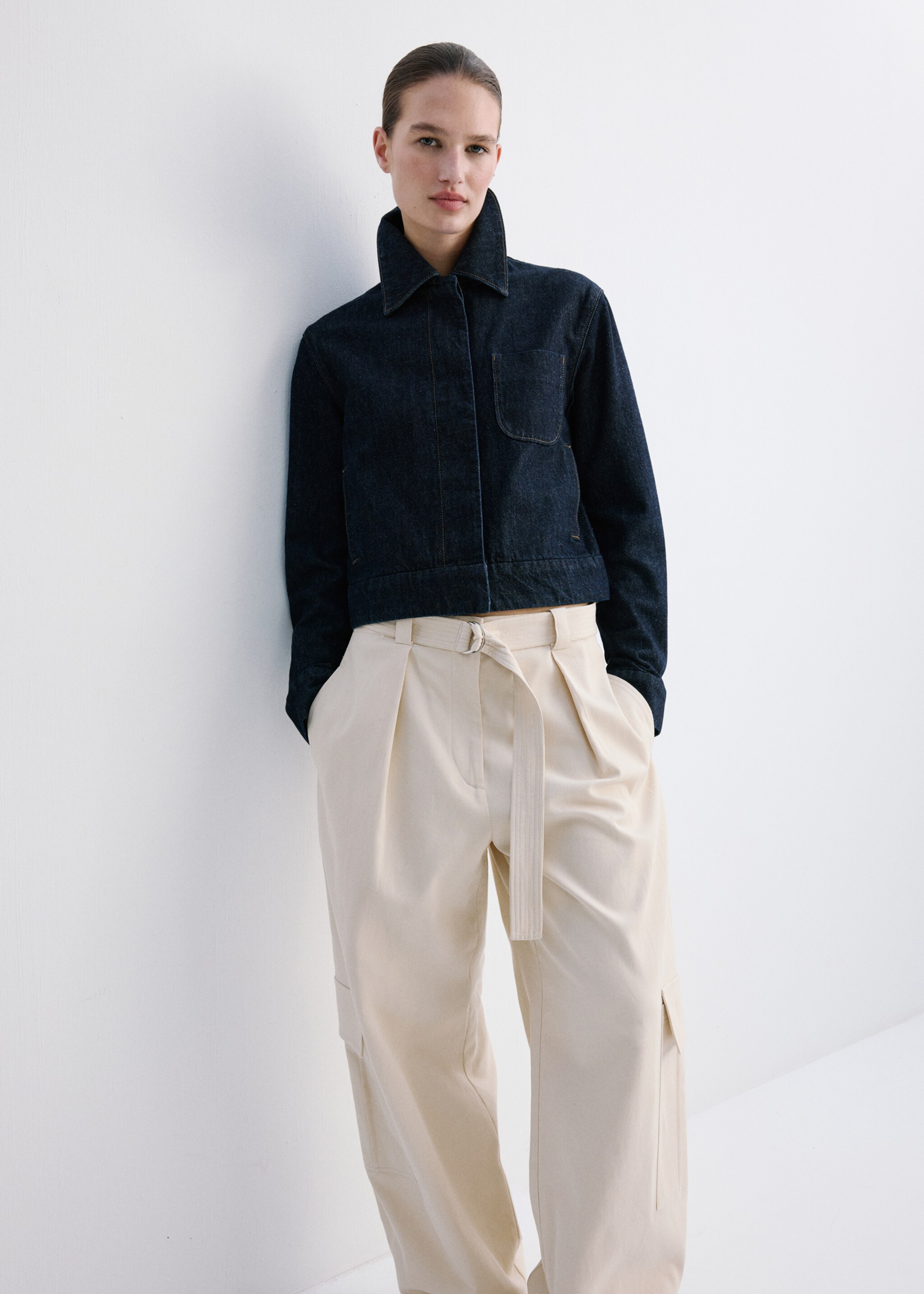 Fitted denim jacket with pockets - Details of the article 1, Open Blue. Ref: 27054073-00.