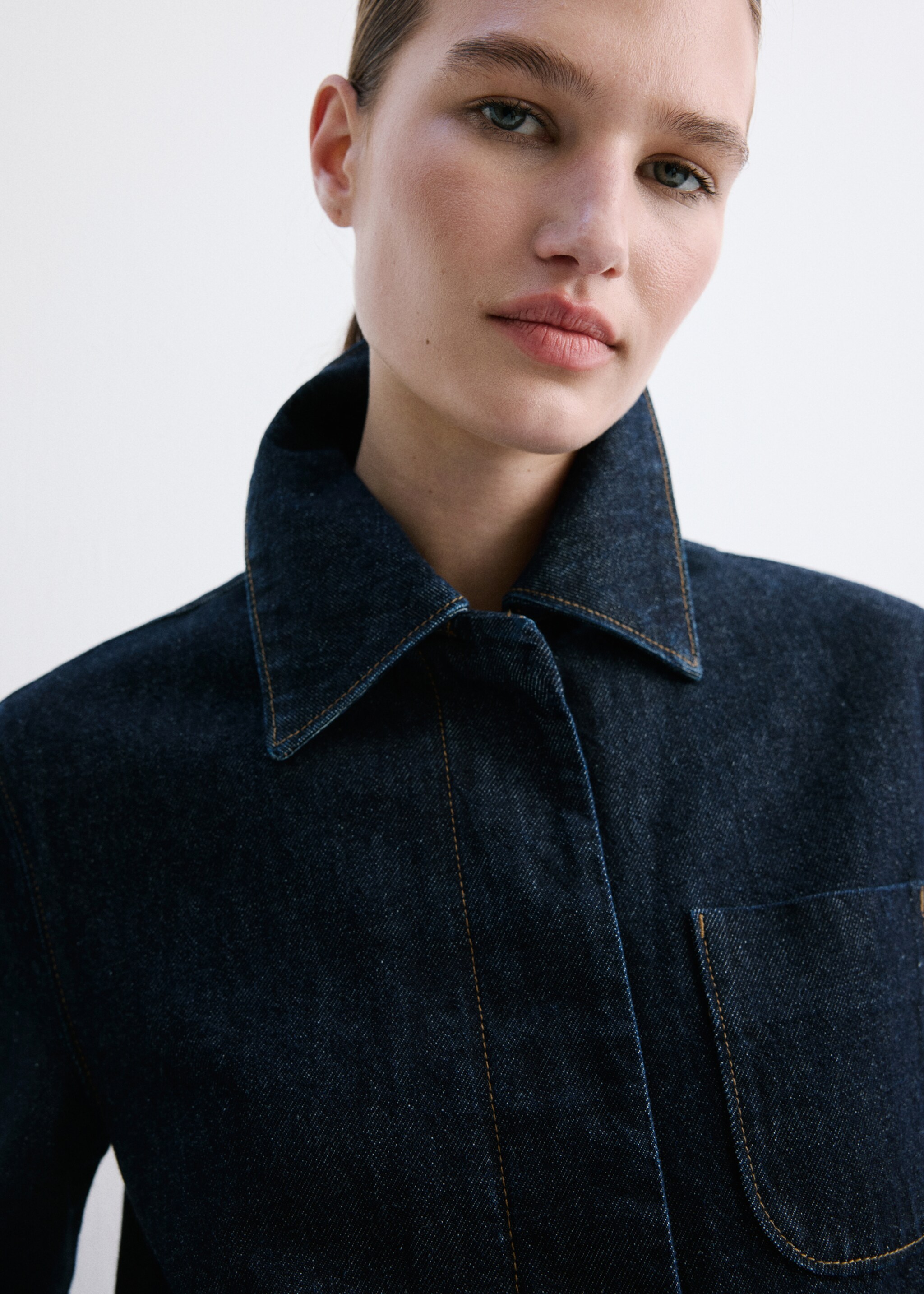 Fitted denim jacket with pockets - Details of the article 6, Open Blue. Ref: 27054073-00.